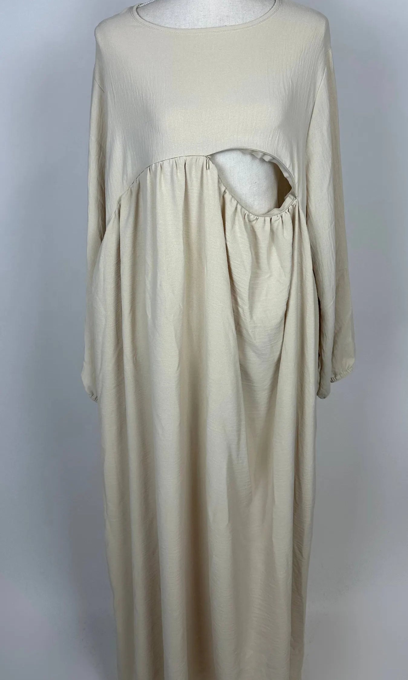 Beige Still-Abaya aus Jazzstoff mit Stillöffnung und Raffung unter der Brust, Vorderansicht