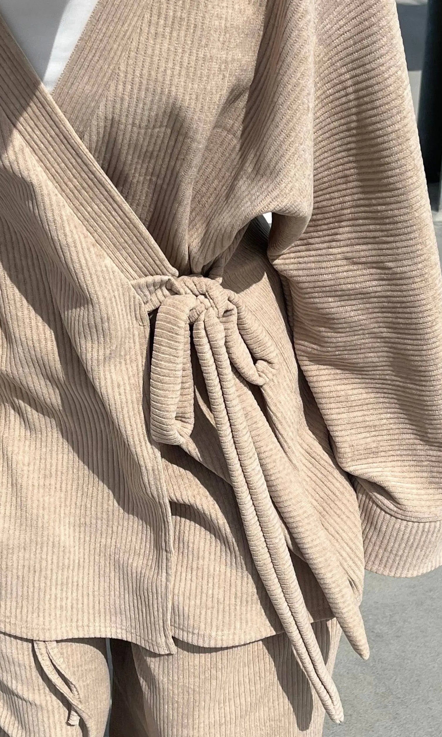 Zweiteiler aus cordstoff mit langem oberteil und gerader hose