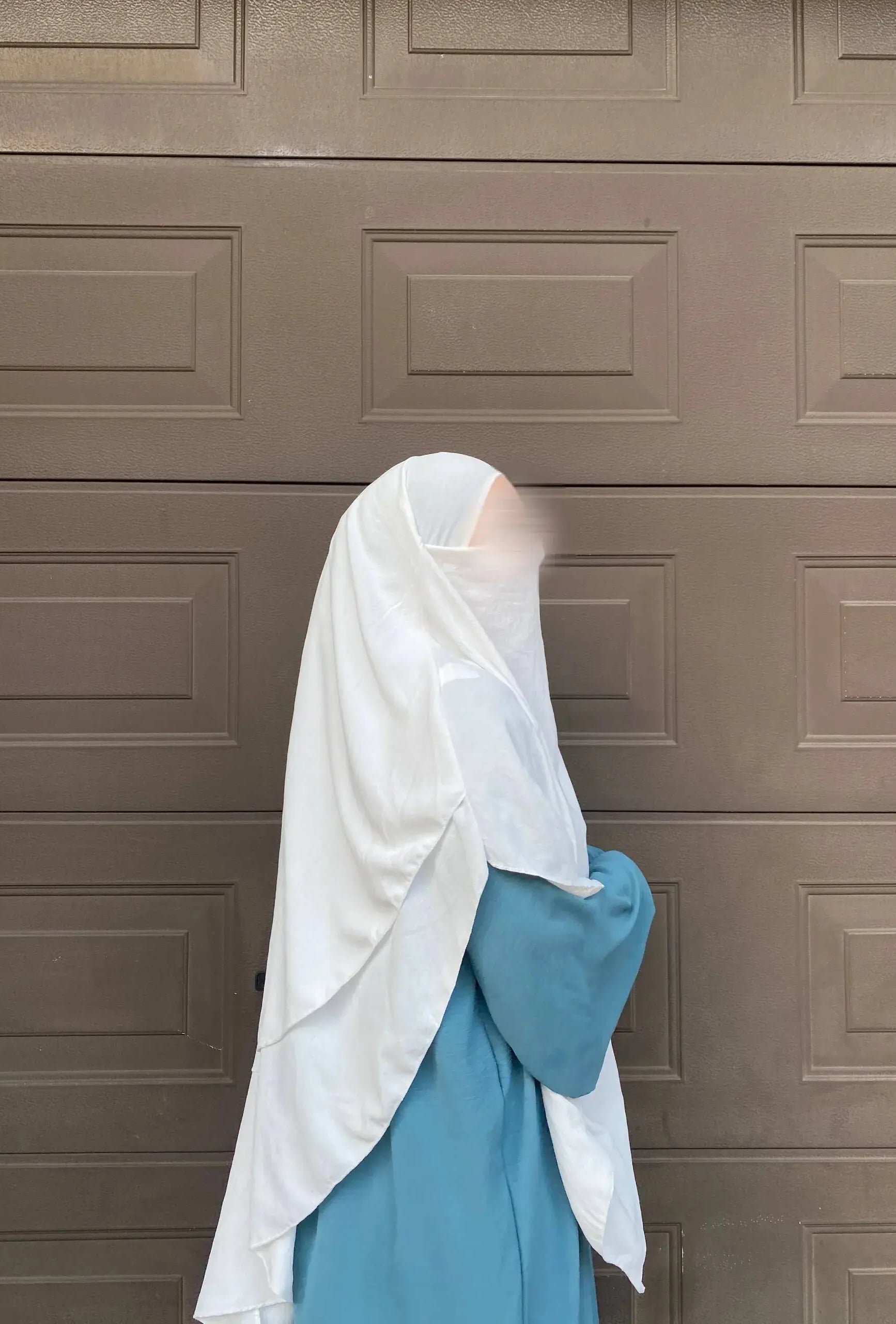 türkisfarbene abaya aus jazz-stoff mit ballonärmeln in seitenansicht