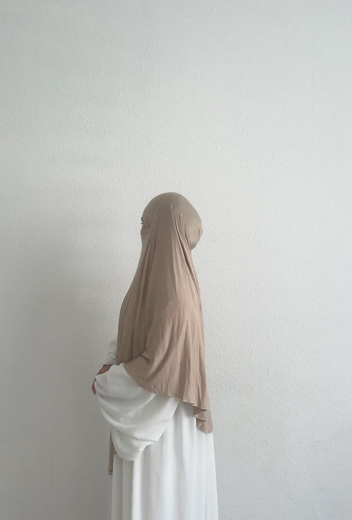jersey-khimar in beige aus viskose-jersey, fließender langer fall, seitenansicht