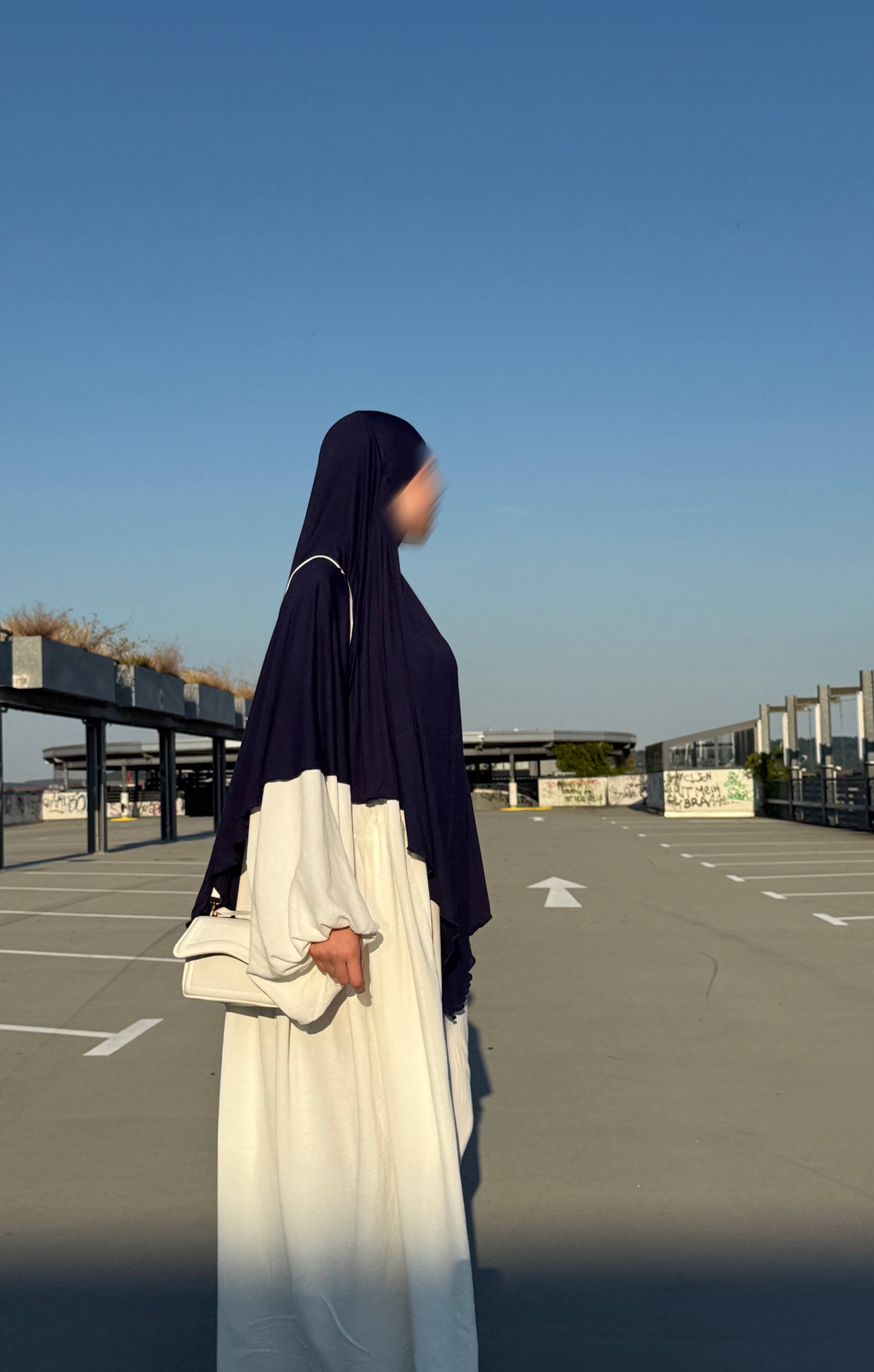 Jersey Khimar in Dunkelblau aus 95% Viskose und 5% Elastan, seitliche Ansicht.