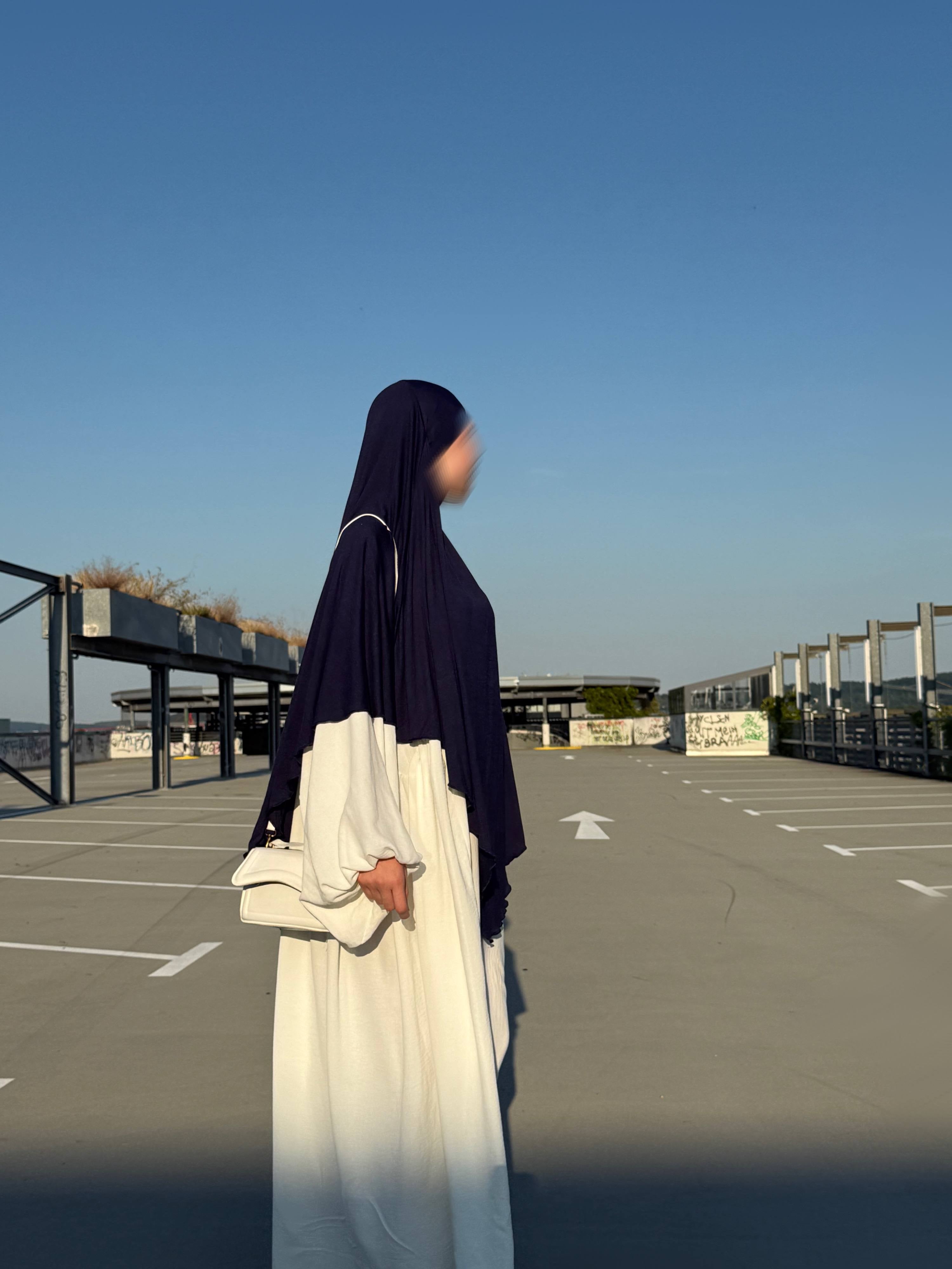 Jersey Khimar in Dunkelblau aus 95% Viskose und 5% Elastan, seitliche Ansicht.