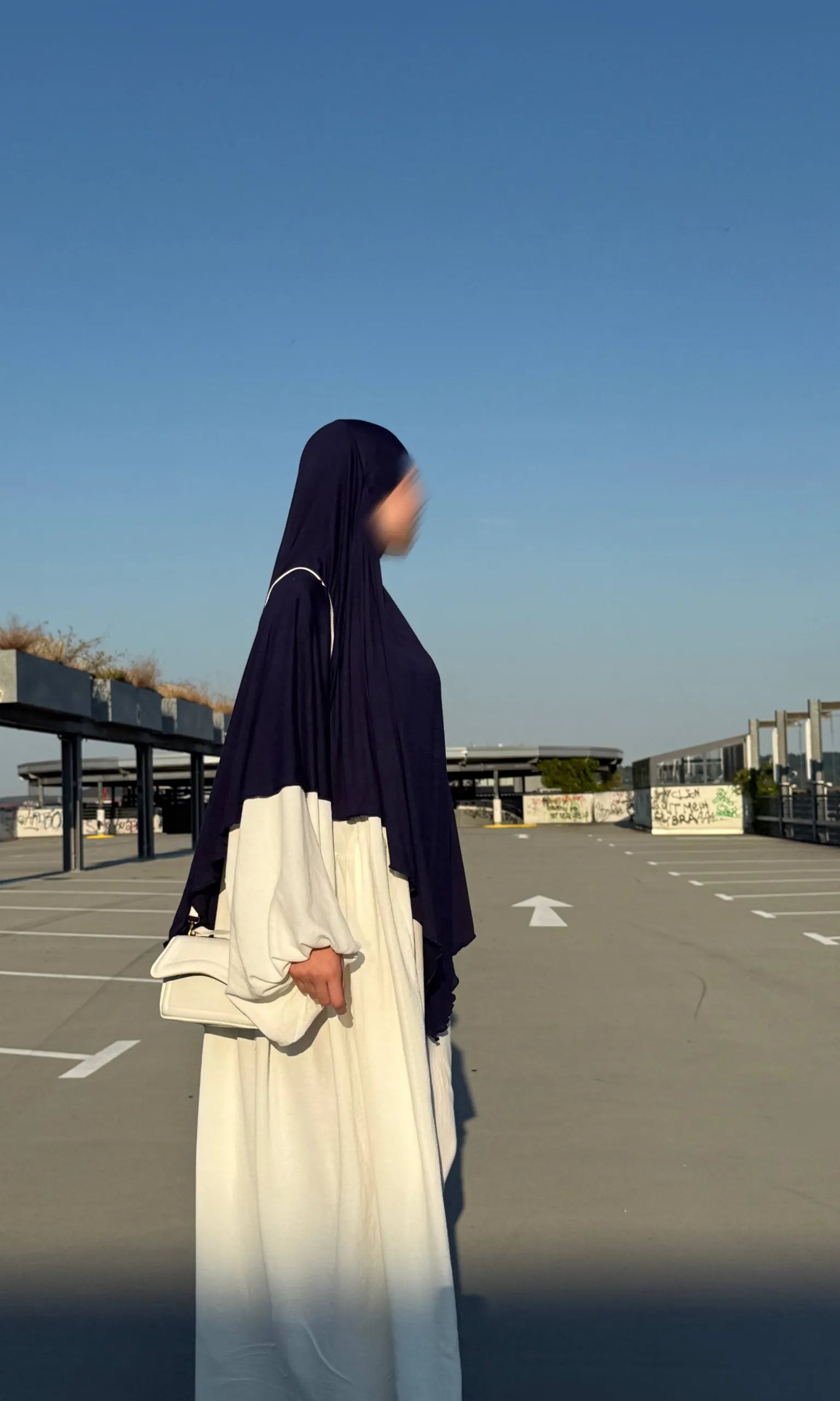 Jersey Khimar in Dunkelblau aus 95% Viskose und 5% Elastan, seitliche Ansicht.