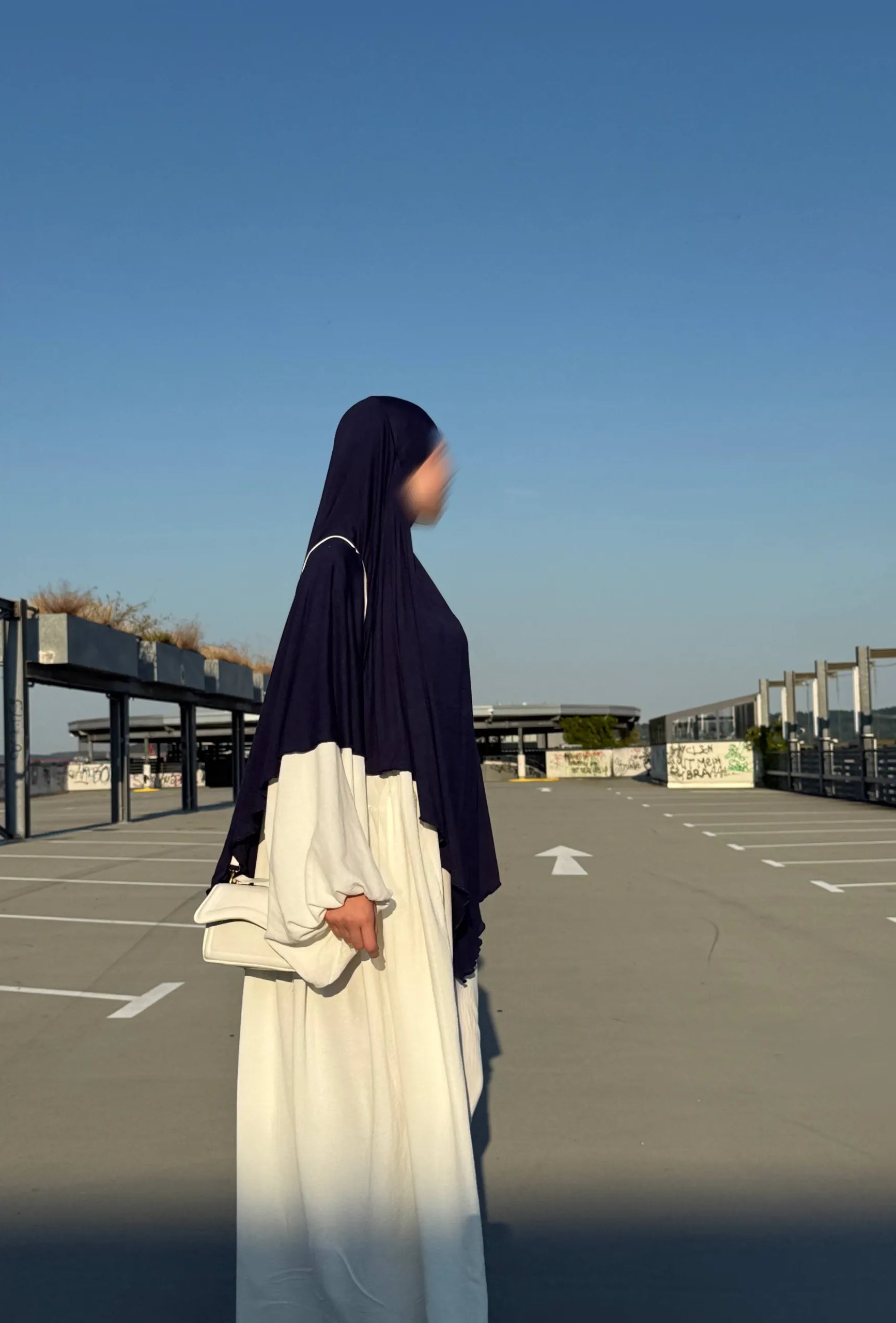 Jersey Khimar in Dunkelblau aus 95% Viskose und 5% Elastan, seitliche Ansicht.