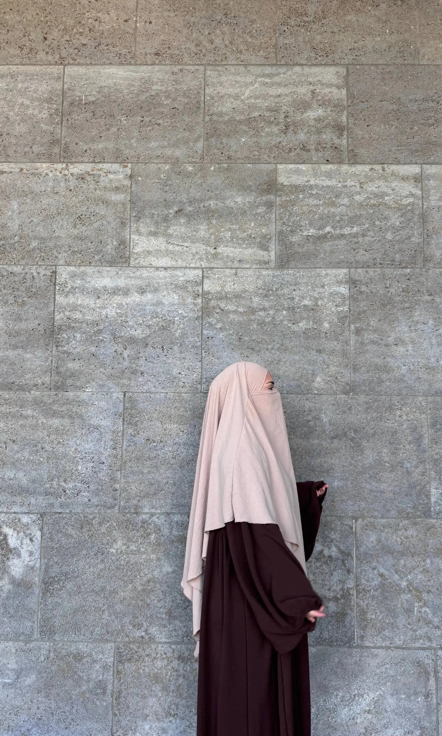 Dunkelbraune Abaya aus Jazzstoff mit weiten Ballonärmeln, Seitenansicht