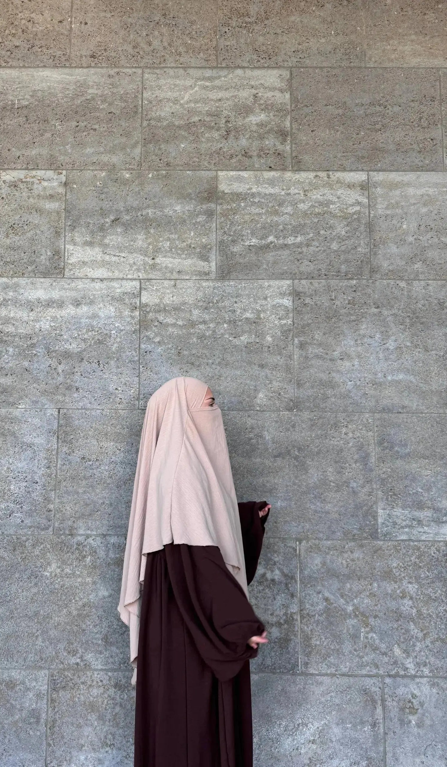 Dunkelbraune Abaya aus Jazzstoff mit weiten Ballonärmeln, Seitenansicht