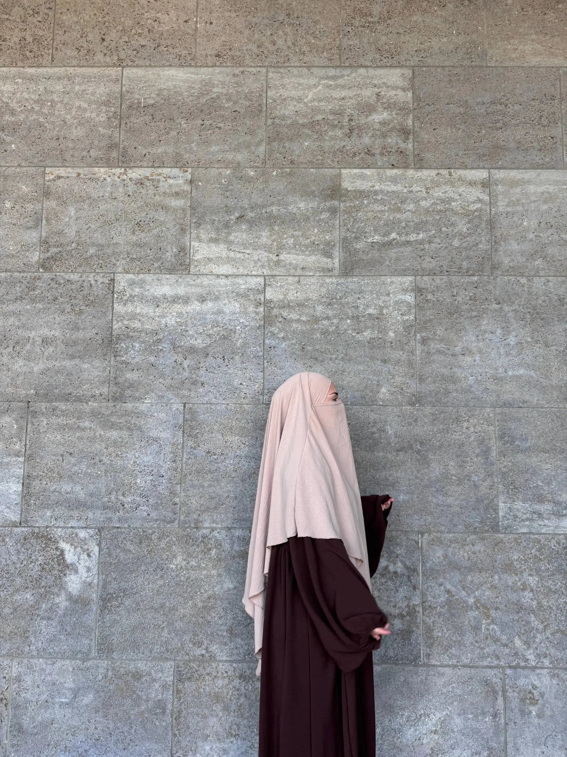 Dunkelbraune Abaya aus Jazzstoff mit weiten Ballonärmeln, Seitenansicht