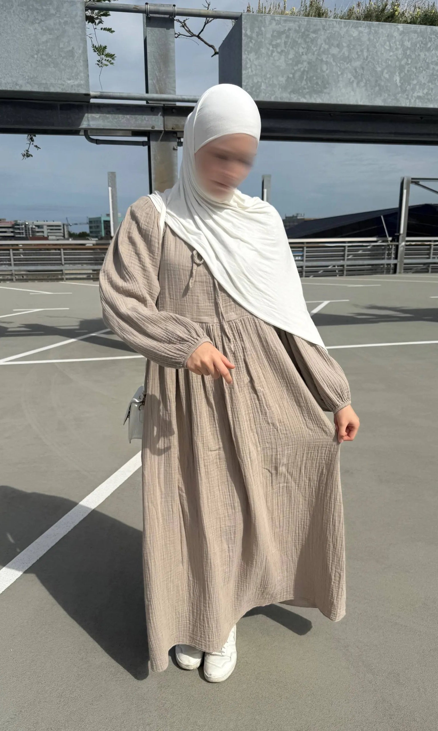 Musselin-Kleid aus 100% Baumwolle mit Crinkle-Struktur, Maxi-Länge, Frontansicht