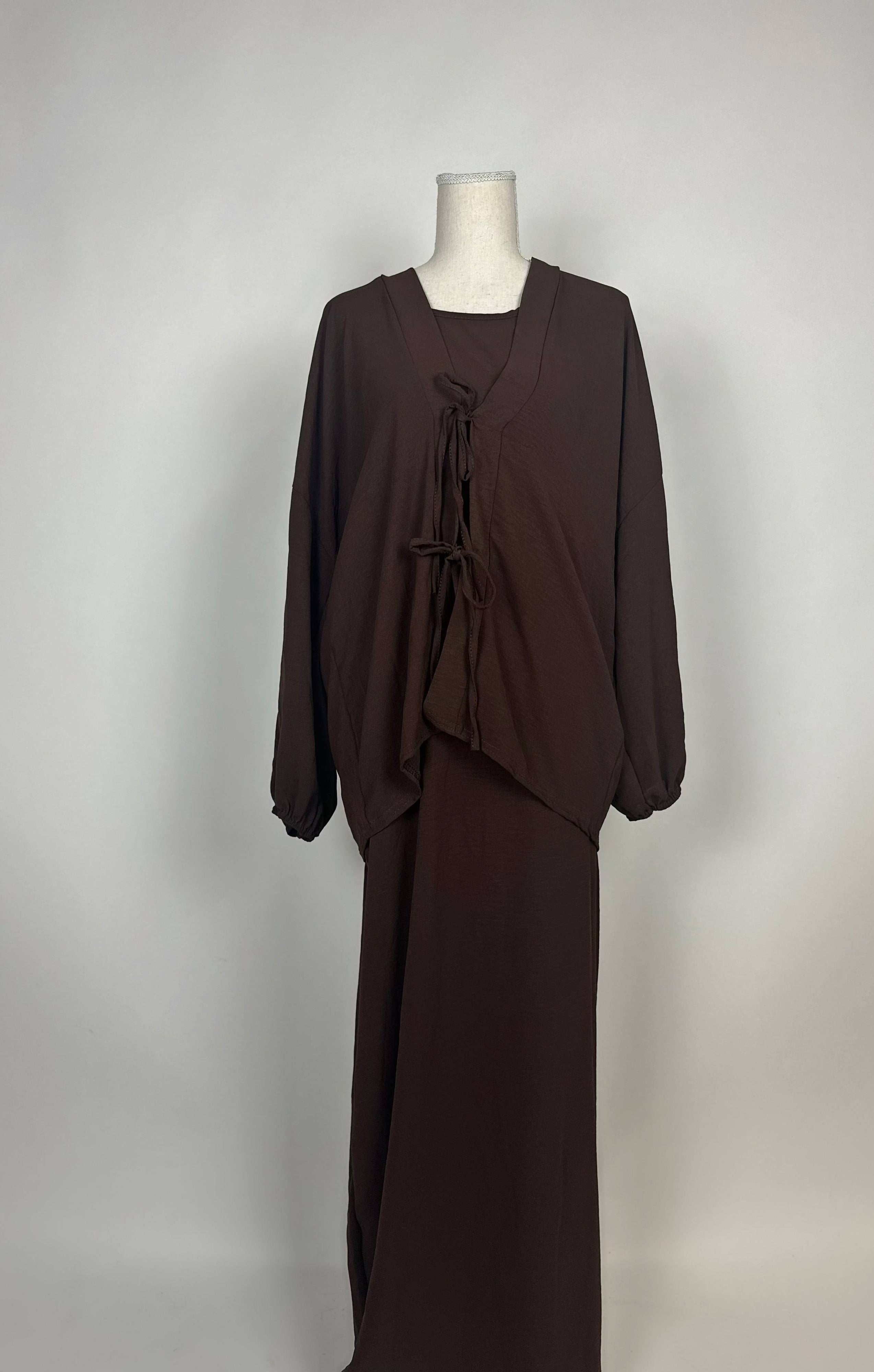 Dunkelbraunes Abaya-Schleifenset mit Unterkleid, lockerer Modest-Stil, Bindeschleifen vorn, Hijab-tauglich, Vorderansicht