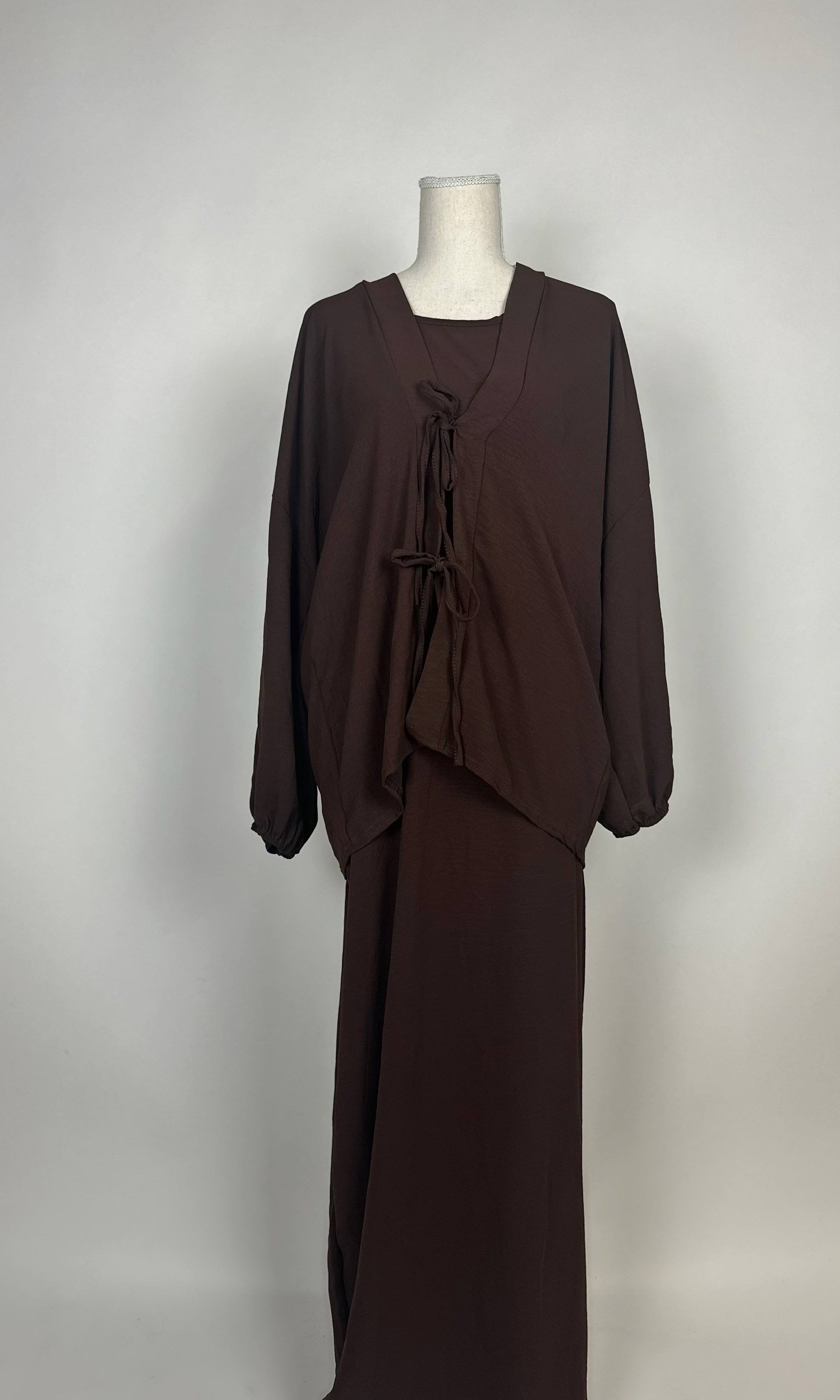 Dunkelbraunes Abaya-Schleifenset mit Unterkleid, lockerer Modest-Stil, Bindeschleifen vorn, Hijab-tauglich, Vorderansicht