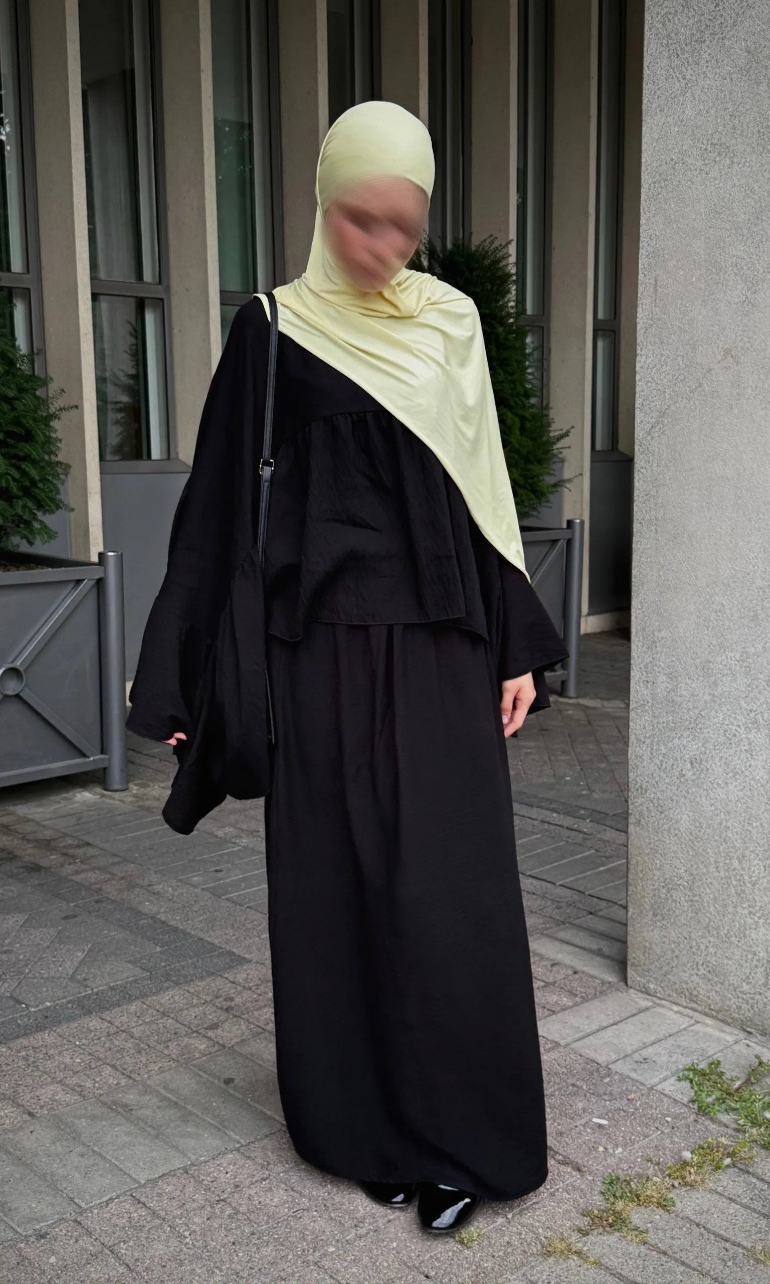 zweiteiler in schwarz, lockeres oberteil mit weiten ärmeln und maxirock, frontansicht