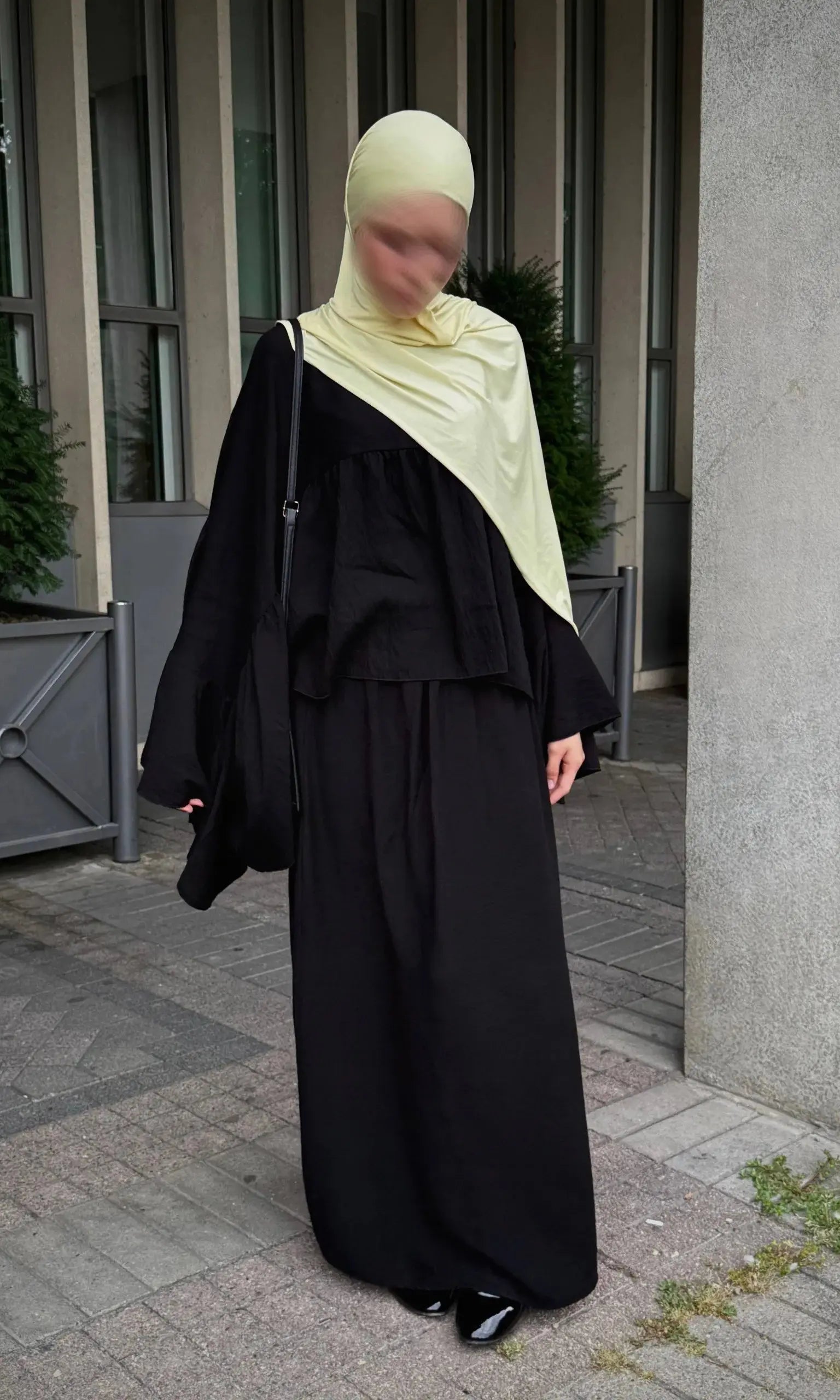 zweiteiler in schwarz, lockeres oberteil mit weiten ärmeln und maxirock, frontansicht