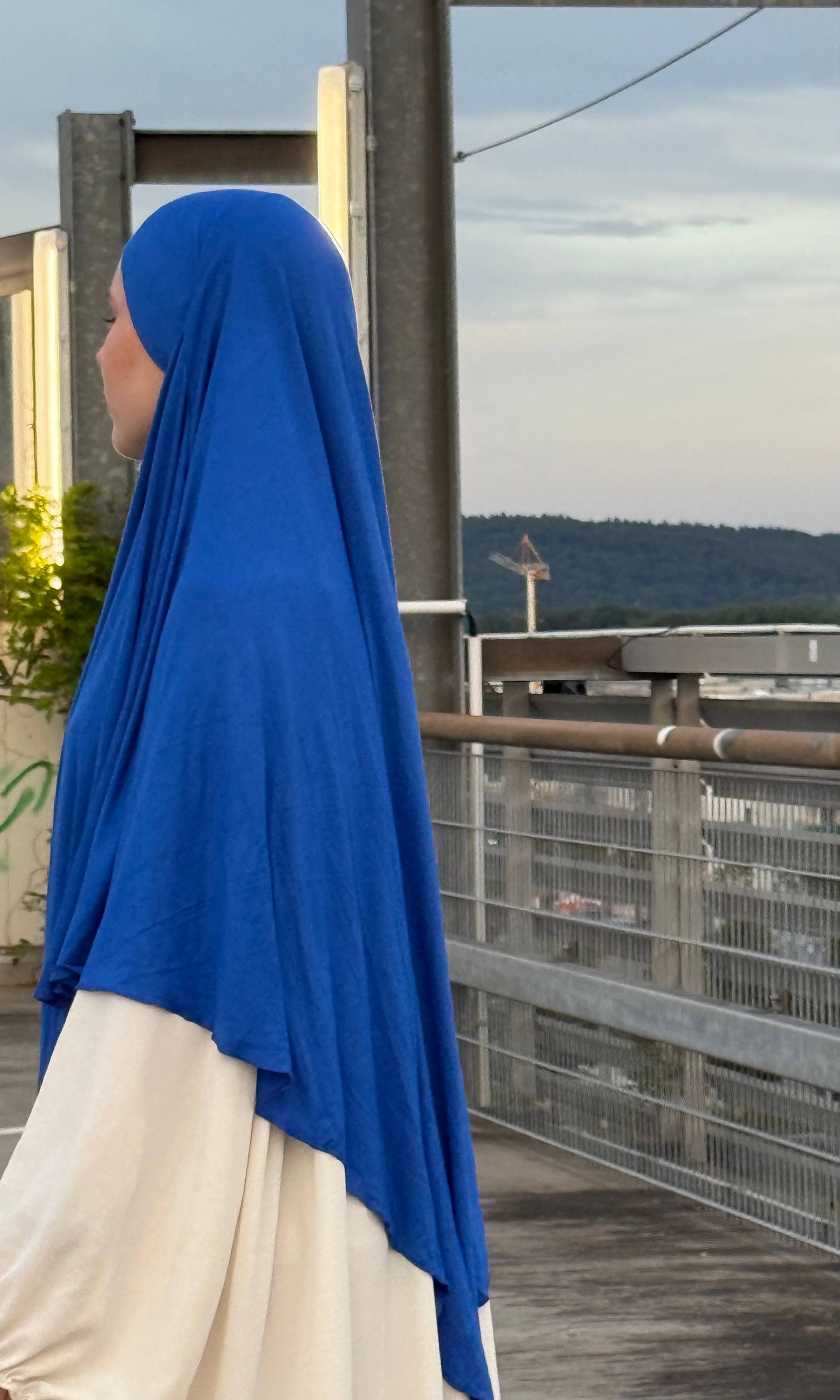 Jersey-Khimar in Royalblau aus 95% Viskose und 5% Elastan, Seitenansicht.