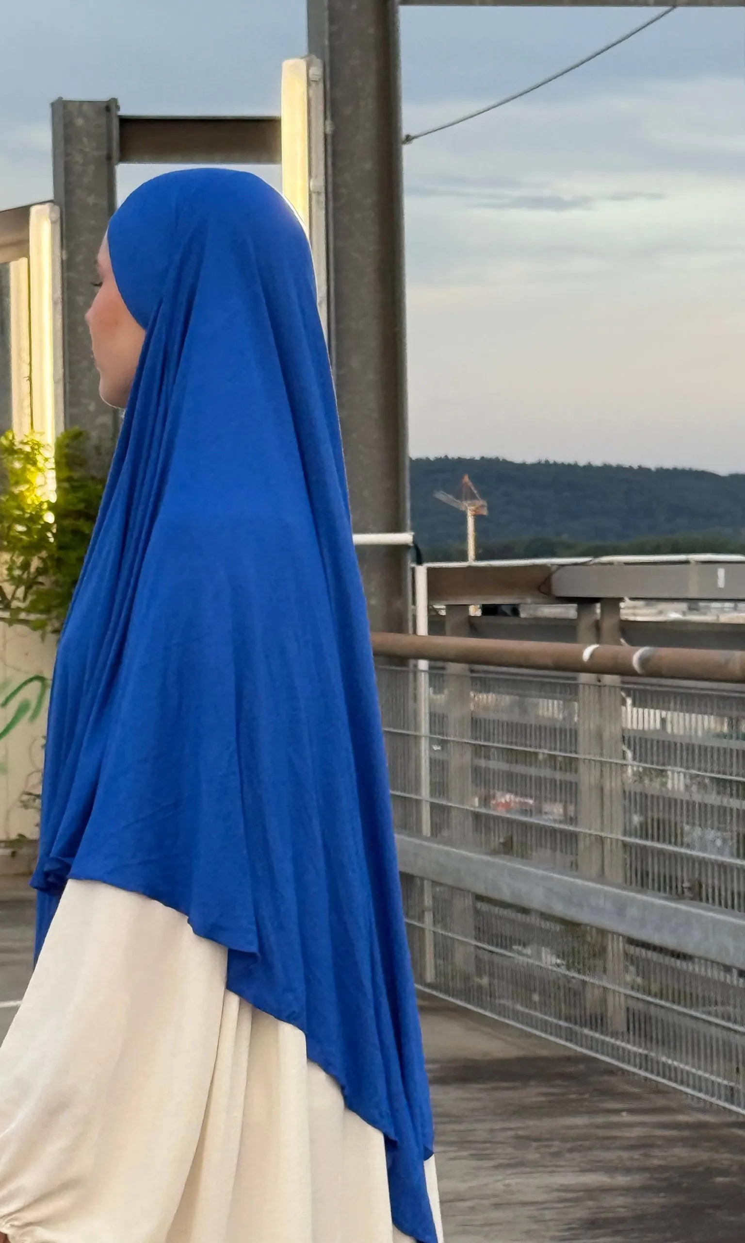 Jersey-Khimar in Royalblau aus 95% Viskose und 5% Elastan, Seitenansicht.