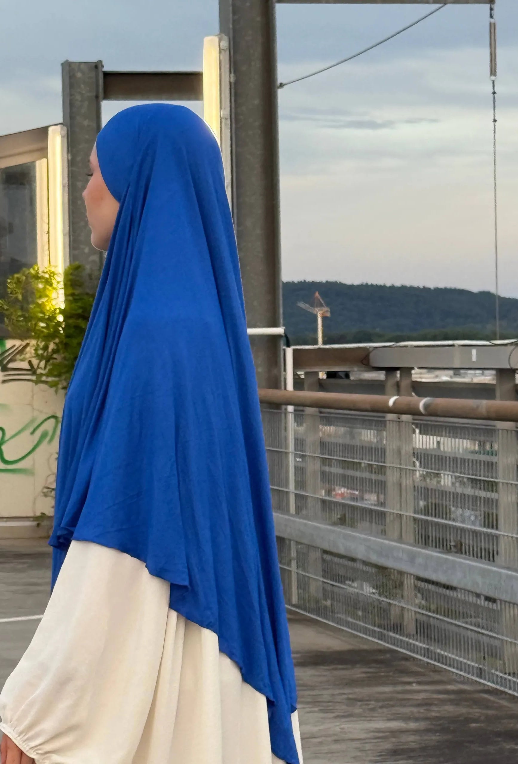 Jersey-Khimar in Royalblau aus 95% Viskose und 5% Elastan, Seitenansicht.