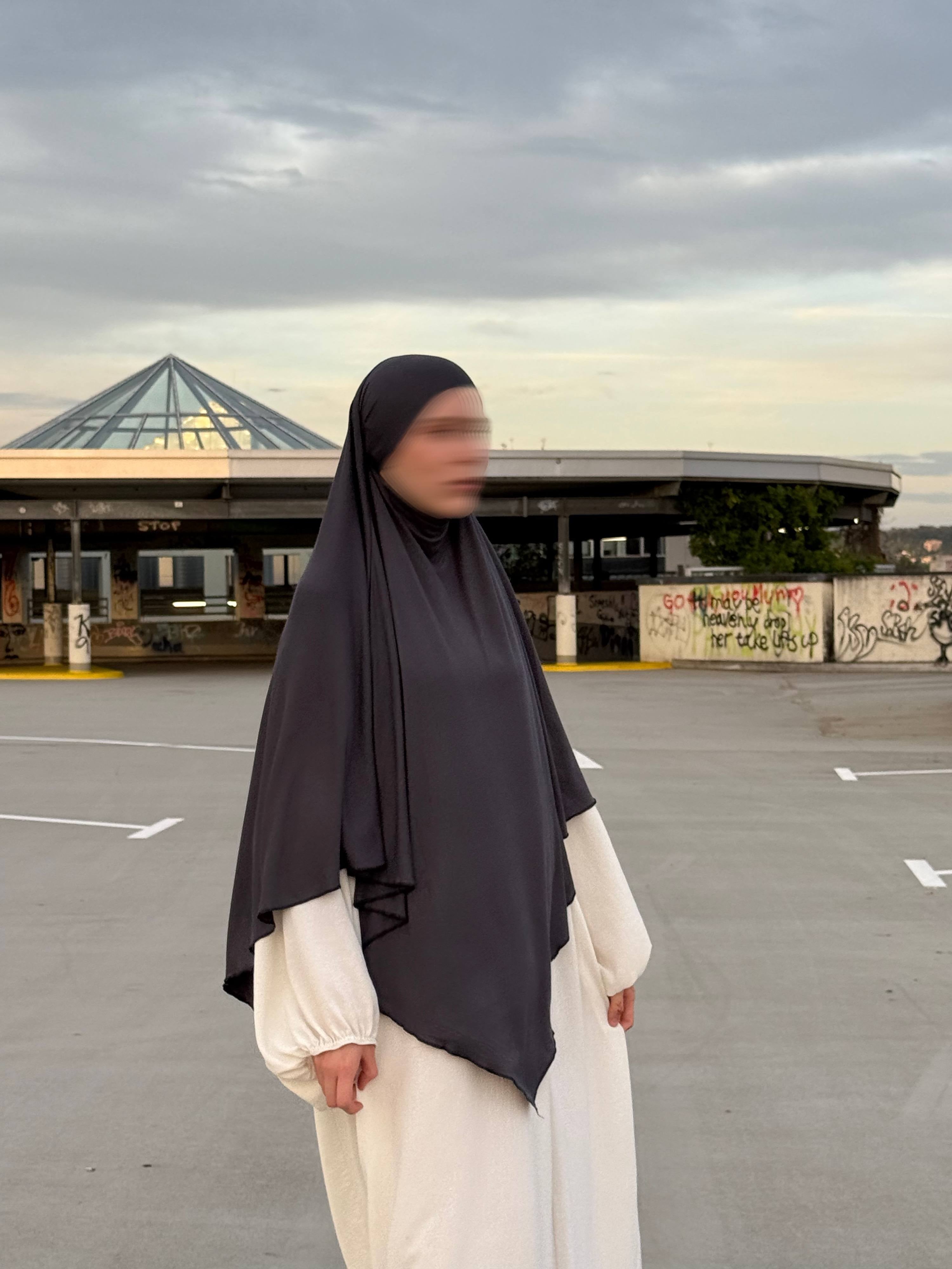 Ein Jersey Khimar in dunkelgrauem Viskose‑Elastan (95/5) in 3/4‑Frontansicht.