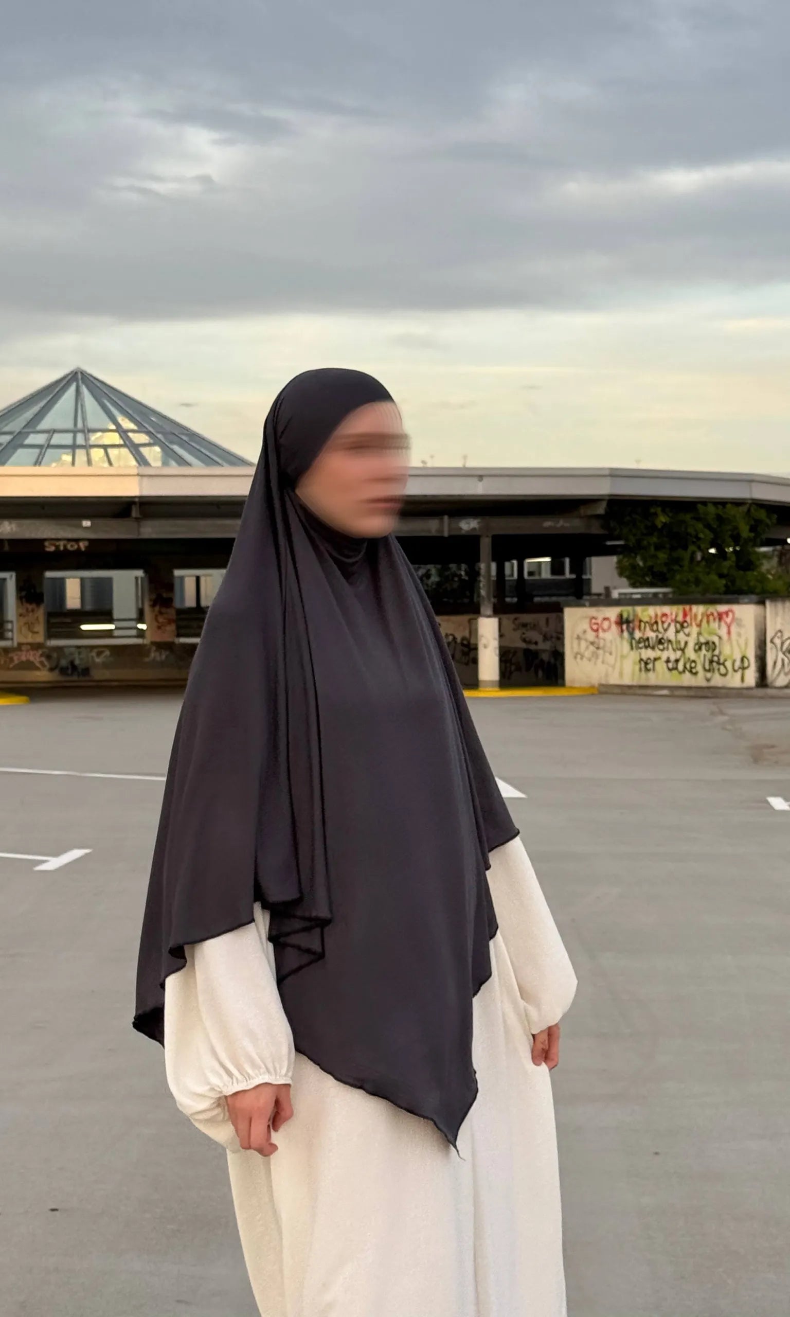 Ein Jersey Khimar in dunkelgrauem Viskose‑Elastan (95/5) in 3/4‑Frontansicht.