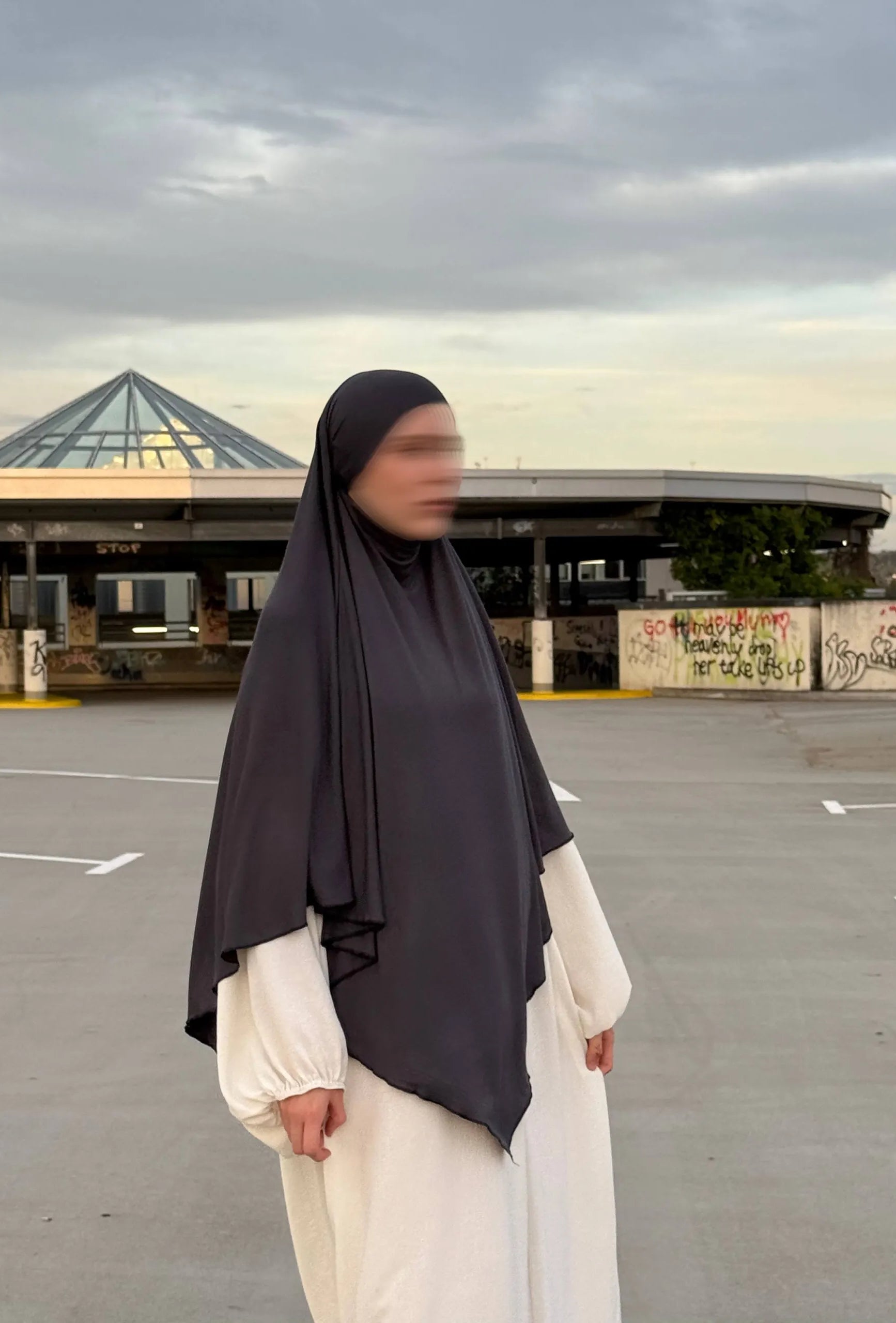 Ein Jersey Khimar in dunkelgrauem Viskose‑Elastan (95/5) in 3/4‑Frontansicht.