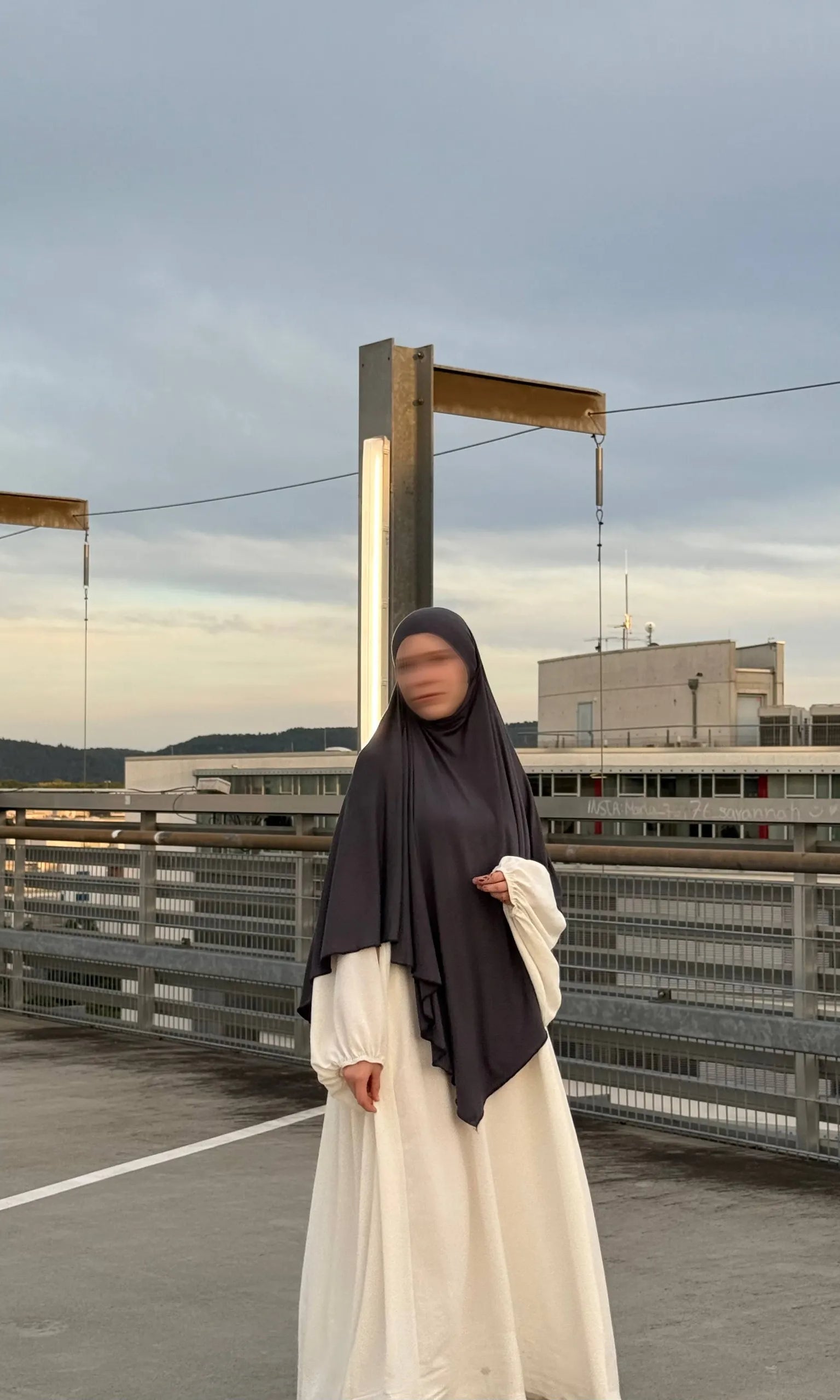 Eine stehende Person trägt einen dunkelgrauen Jersey Khimar (Viskose/Elastan) in Frontalansicht.