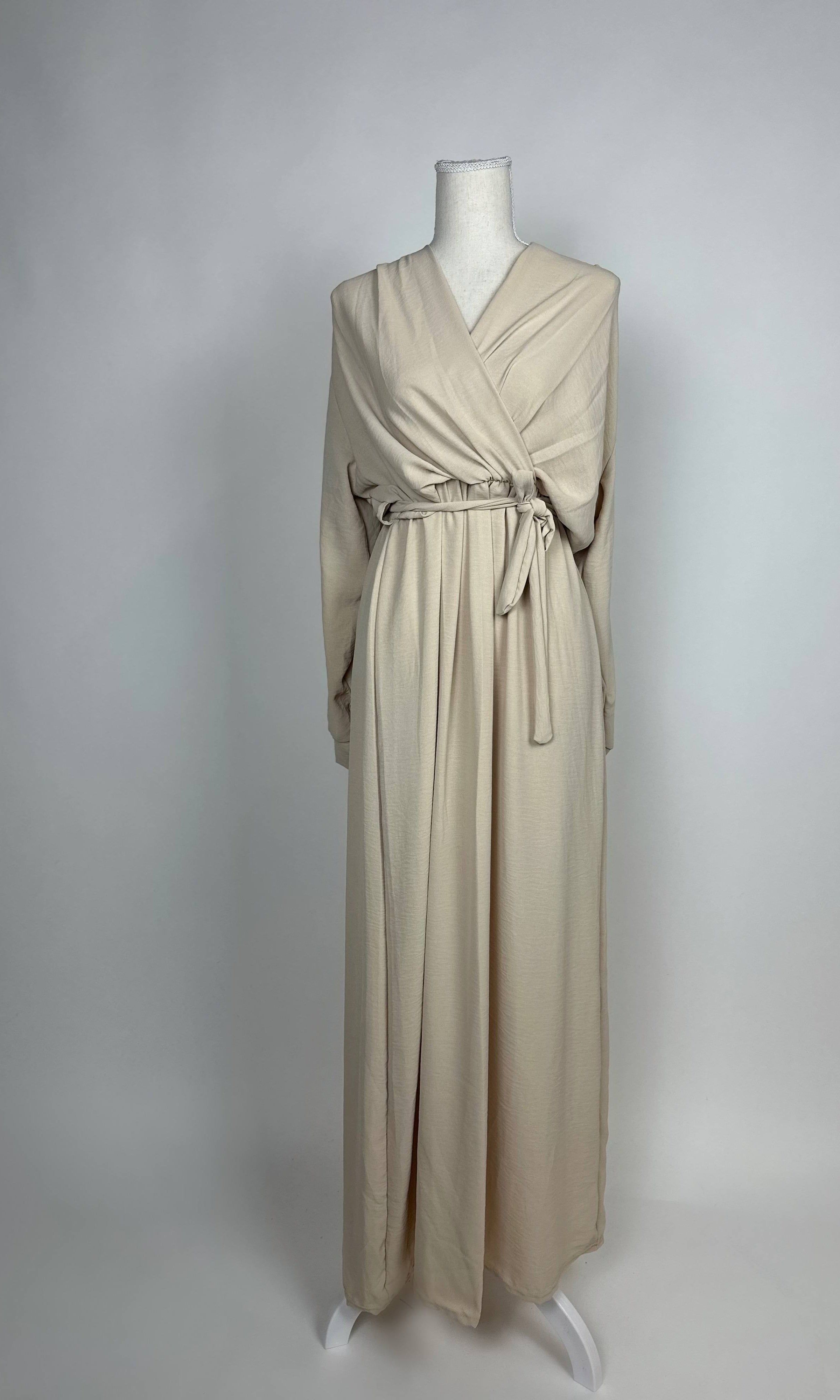 Beiges Wickelkleid aus Jazzstoff mit Bindegürtel und langen Ärmeln, bodenlang, Vorderansicht