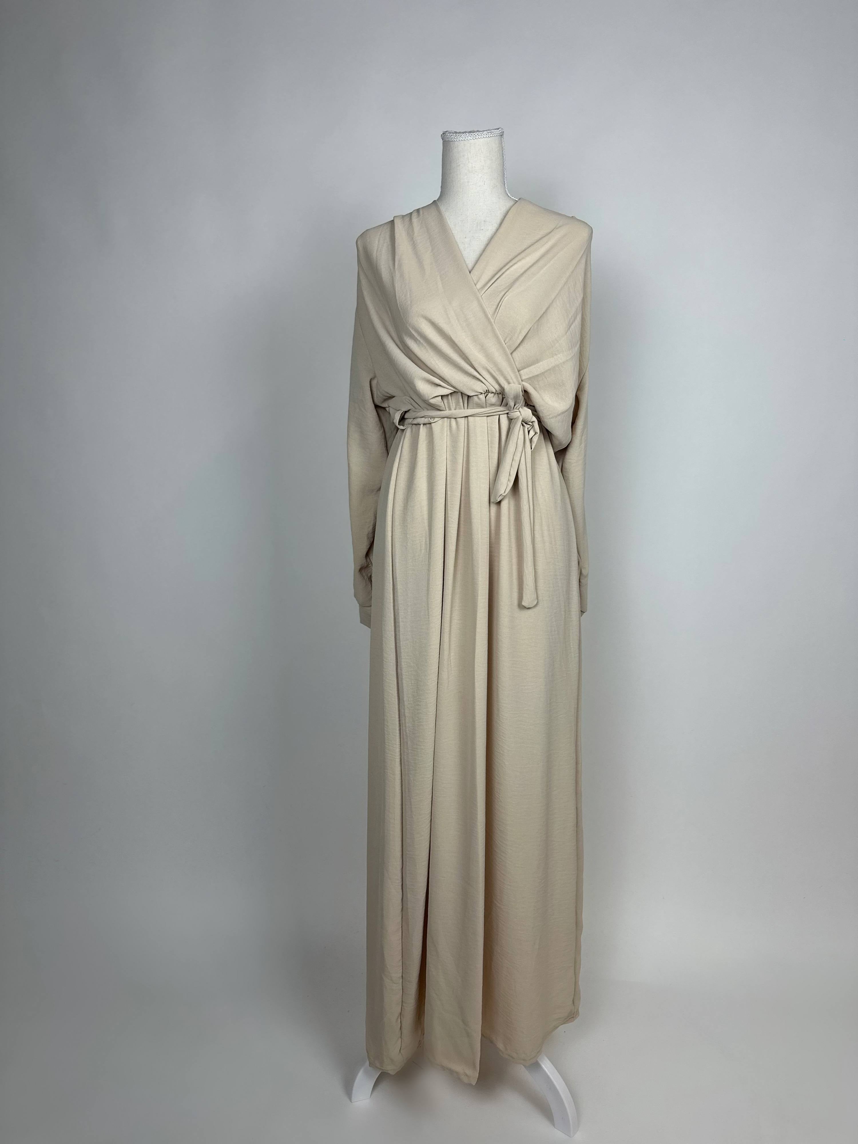Beiges Wickelkleid aus Jazzstoff mit Bindegürtel und langen Ärmeln, bodenlang, Vorderansicht