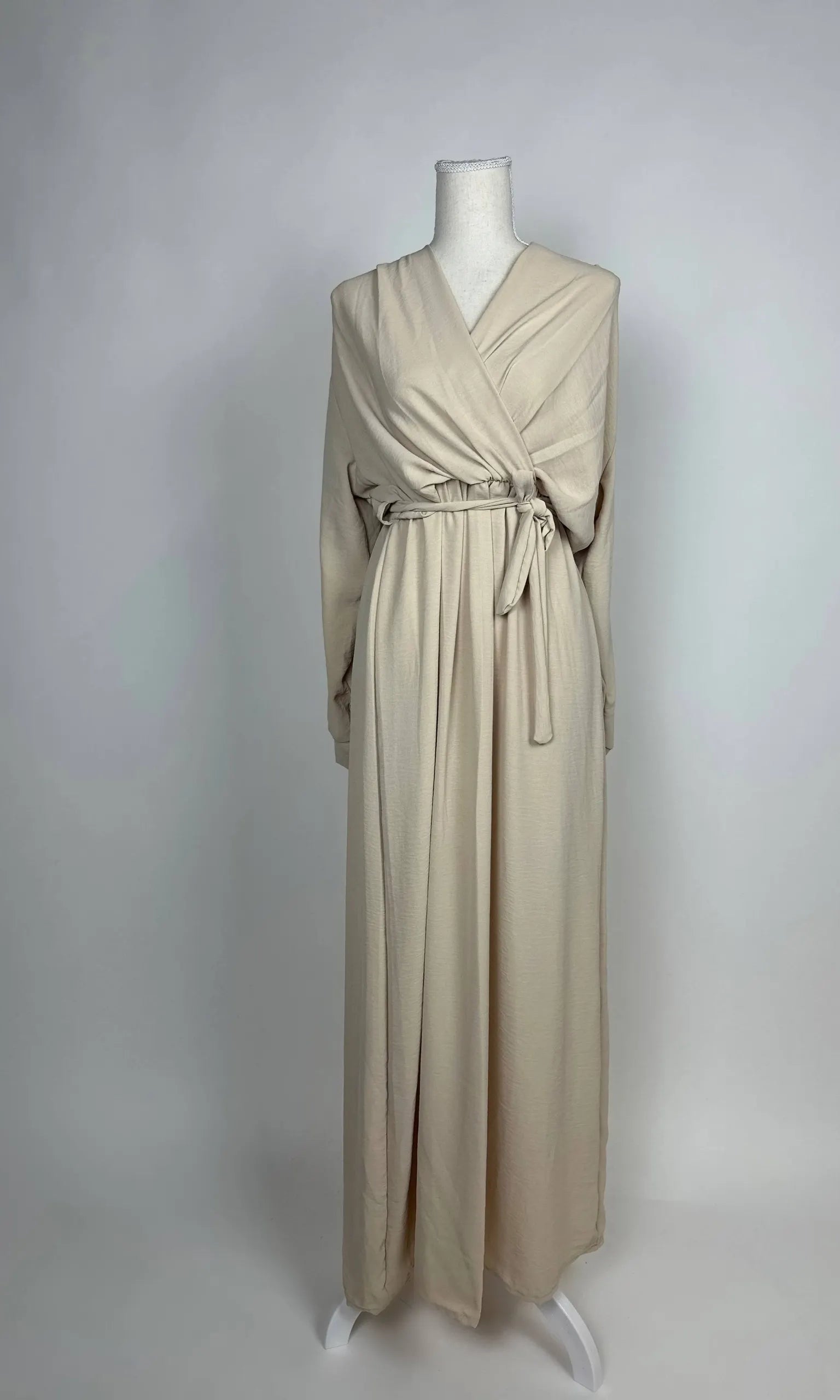 Beiges Wickelkleid aus Jazzstoff mit Bindegürtel und langen Ärmeln, bodenlang, Vorderansicht