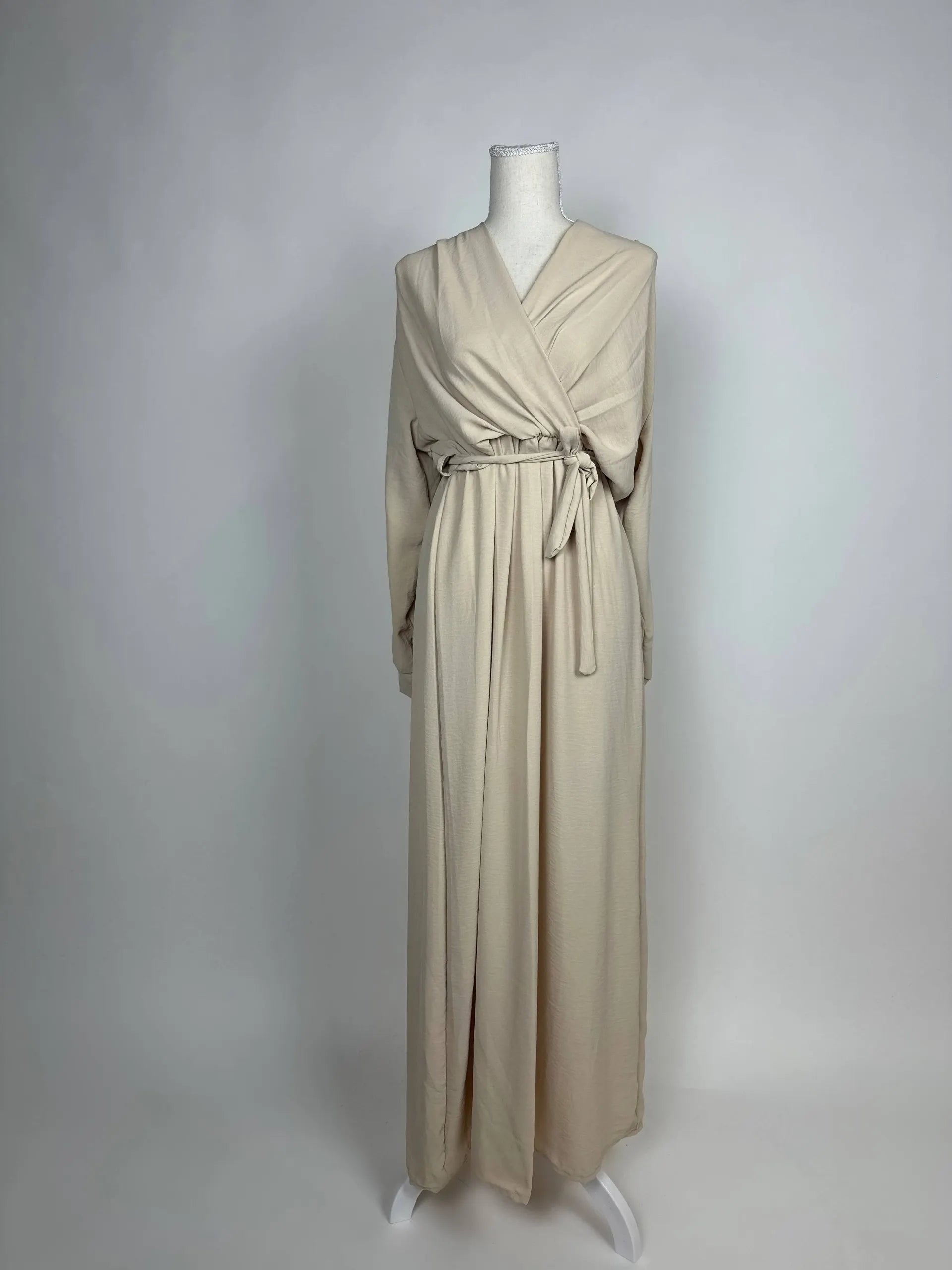Beiges Wickelkleid aus Jazzstoff mit Bindegürtel und langen Ärmeln, bodenlang, Vorderansicht