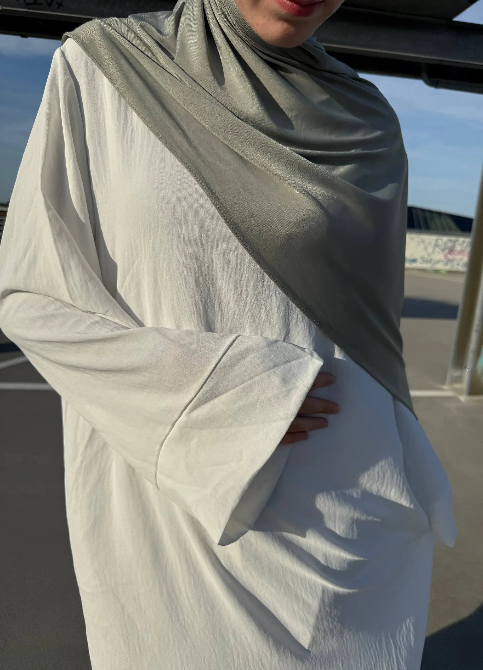 Abaya aus 100% Jazzstoff, luftig mit fließendem Fall, langarm, Maxilänge, schlicht