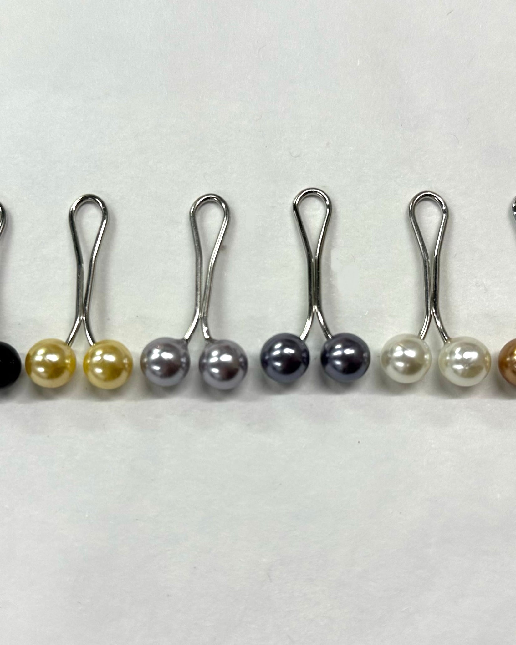 Goldfarbener Hijab-Pin aus Metall, Nahaufnahme, zum Befestigen des Kopftuchs.