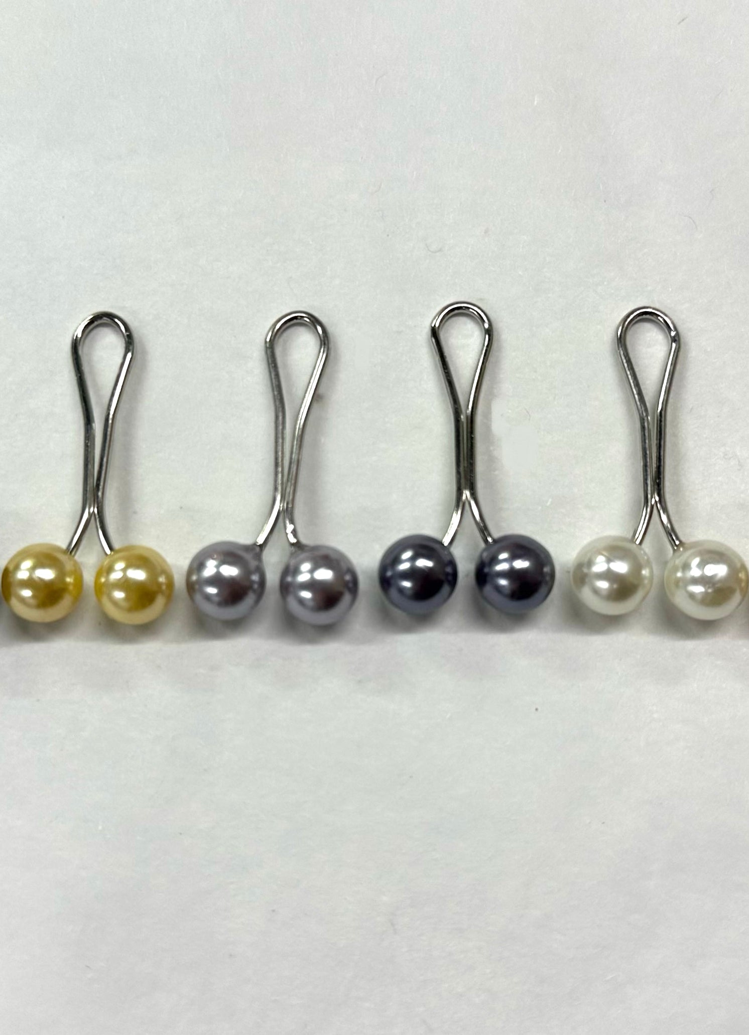 Goldfarbener Hijab-Pin aus Metall, Nahaufnahme, zum Befestigen des Kopftuchs.