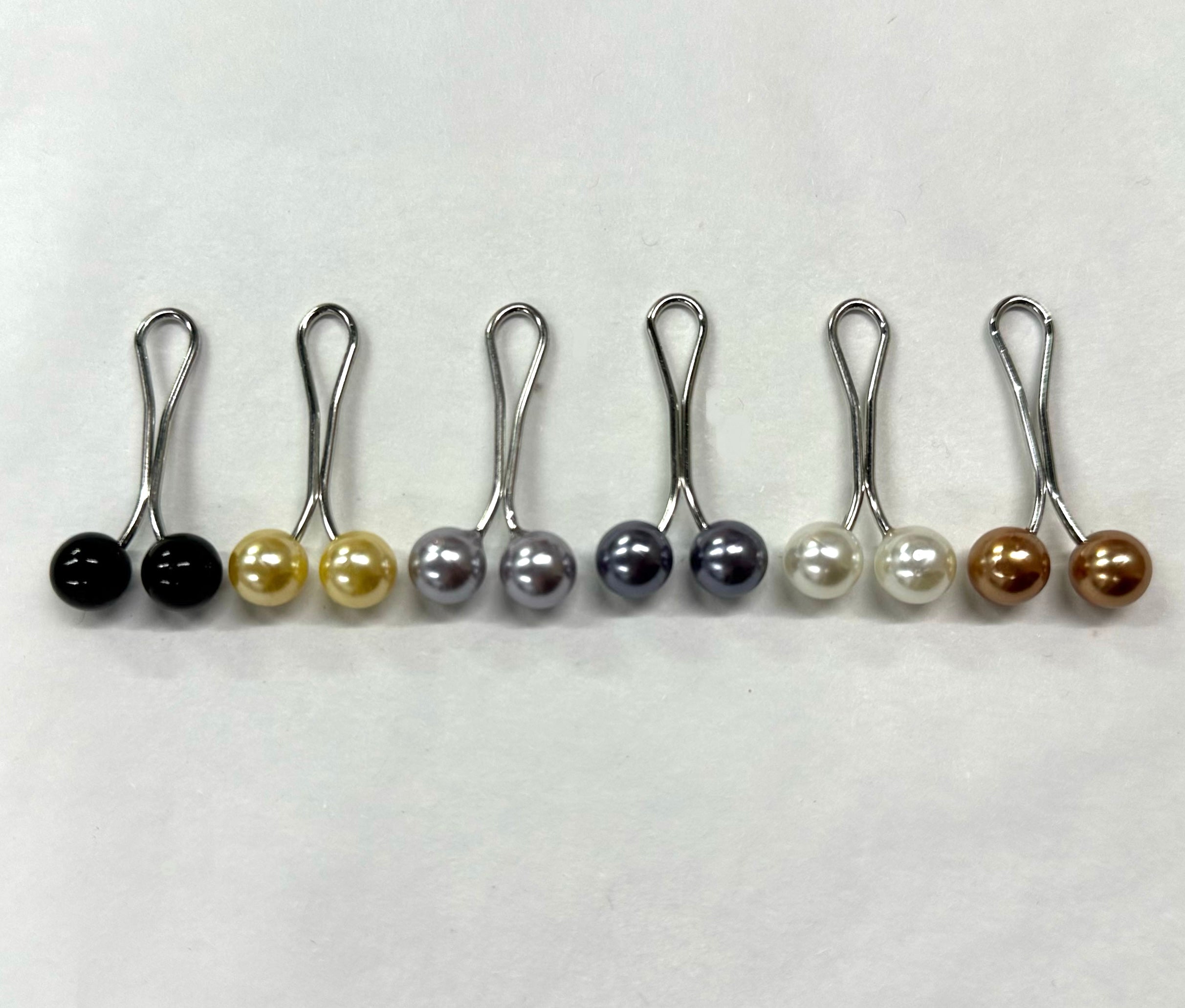 Goldfarbener Hijab-Pin aus Metall, Nahaufnahme, zum Befestigen des Kopftuchs.