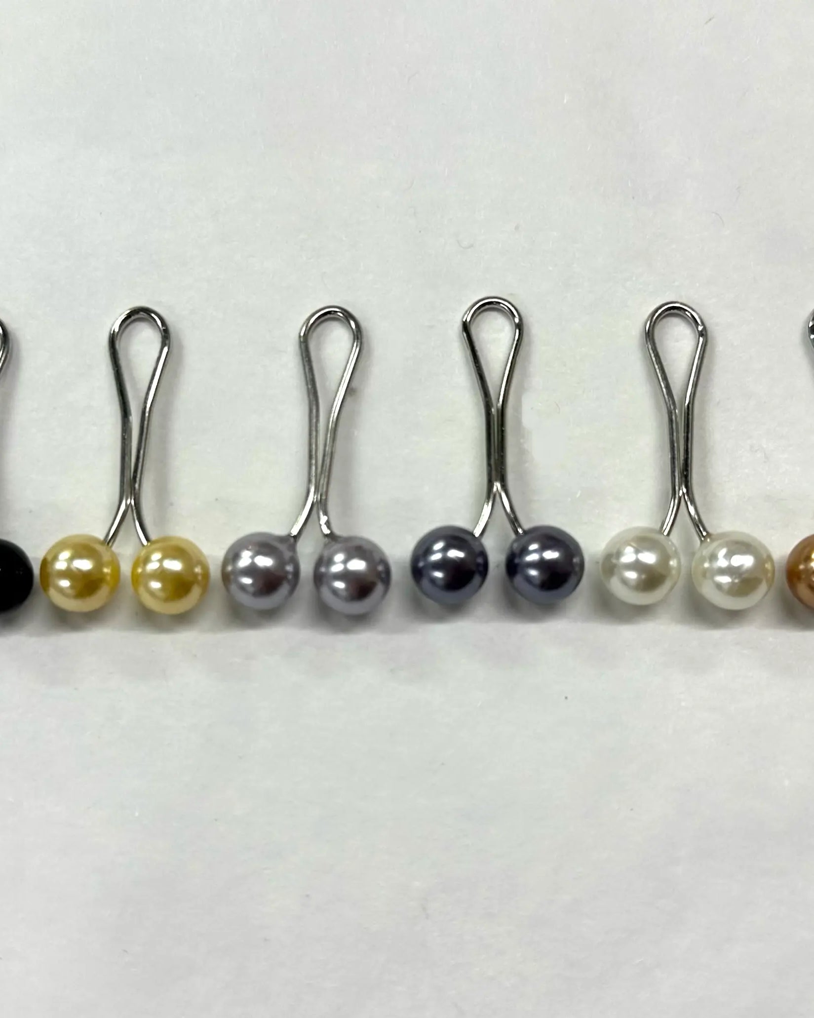 Goldfarbener Hijab-Pin aus Metall, Nahaufnahme, zum Befestigen des Kopftuchs.