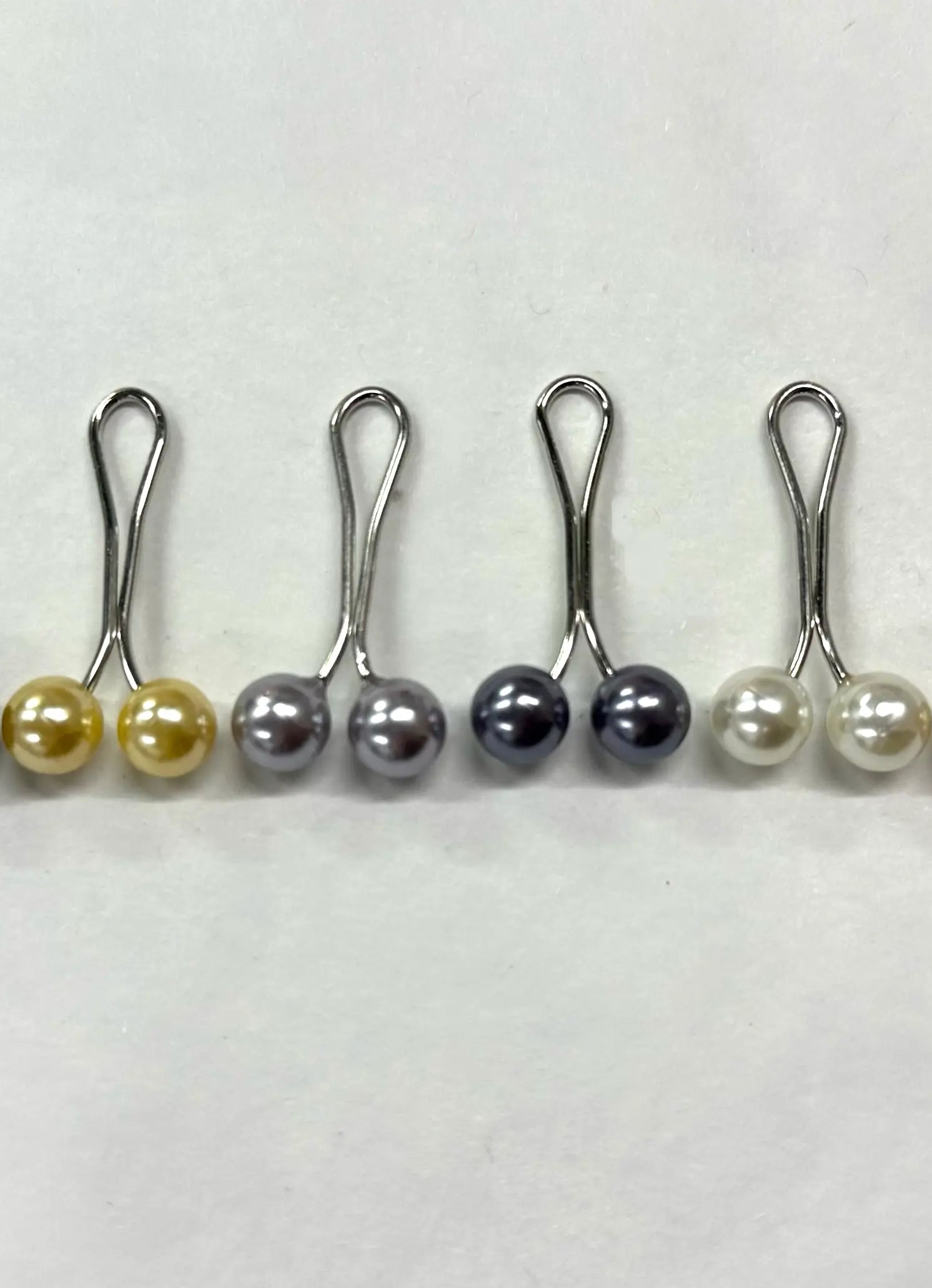 Goldfarbener Hijab-Pin aus Metall, Nahaufnahme, zum Befestigen des Kopftuchs.