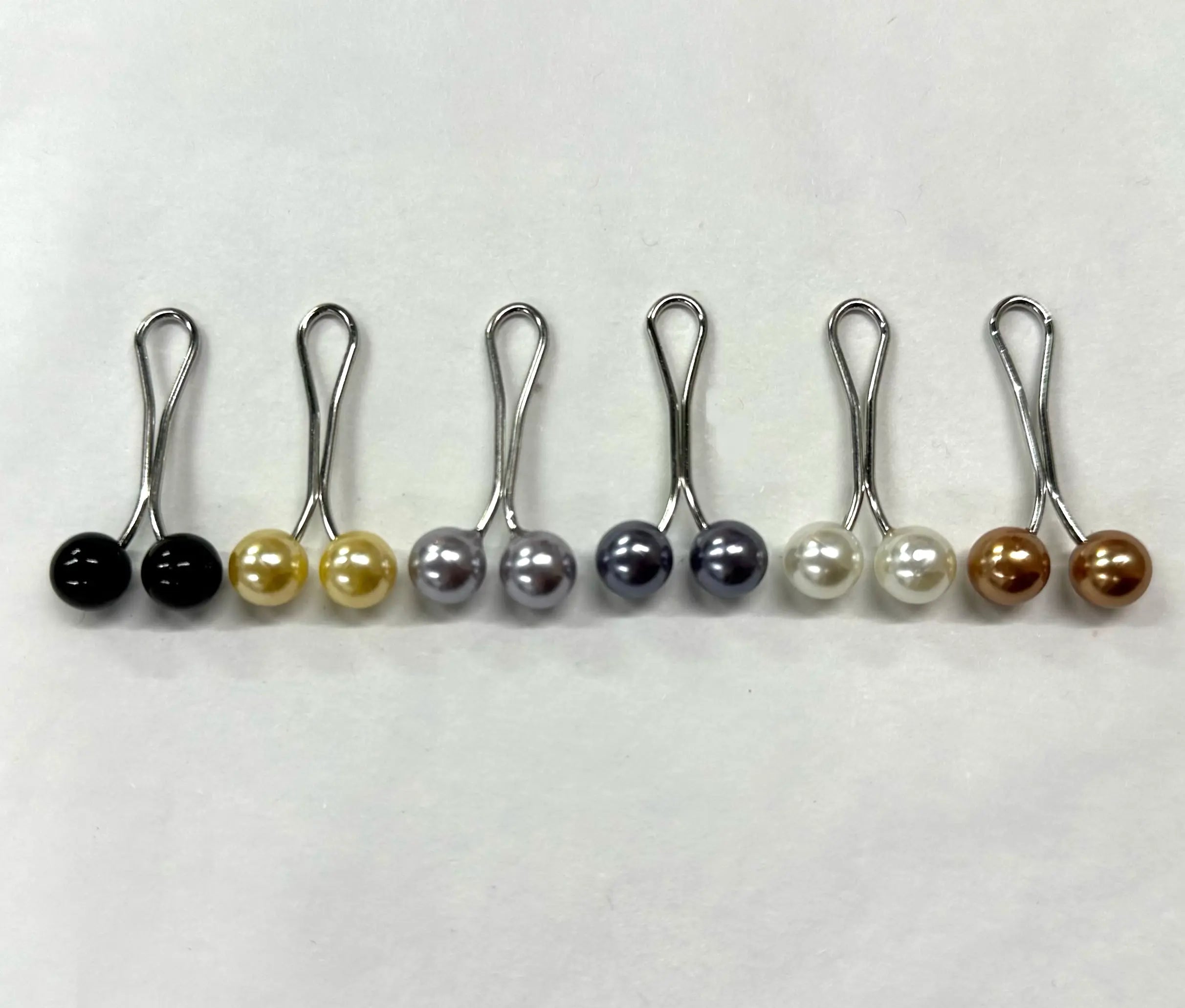 Goldfarbener Hijab-Pin aus Metall, Nahaufnahme, zum Befestigen des Kopftuchs.