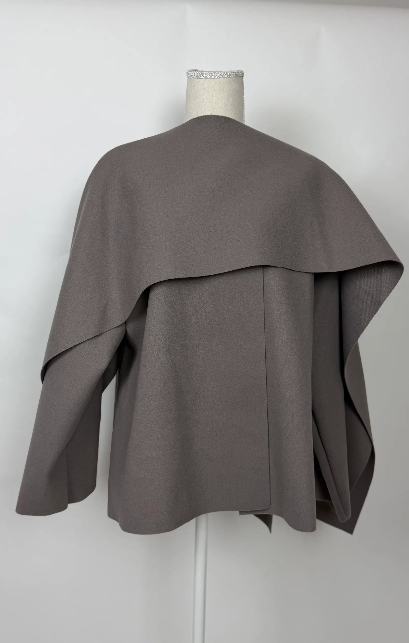 kurzes cape aus polyester mit schal, vorn kürzer als hinten, frontansicht