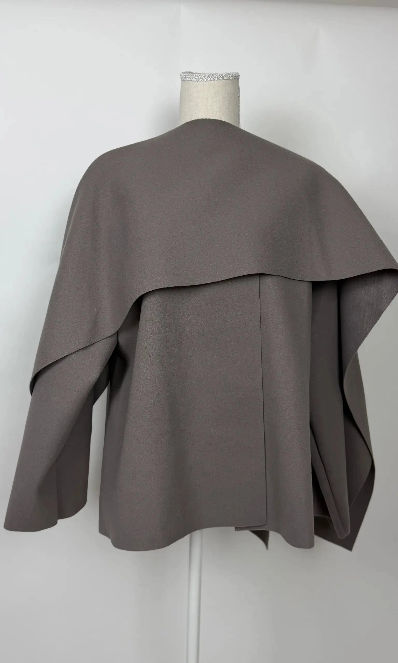 kurzes cape aus polyester mit schal, vorn kürzer als hinten, frontansicht