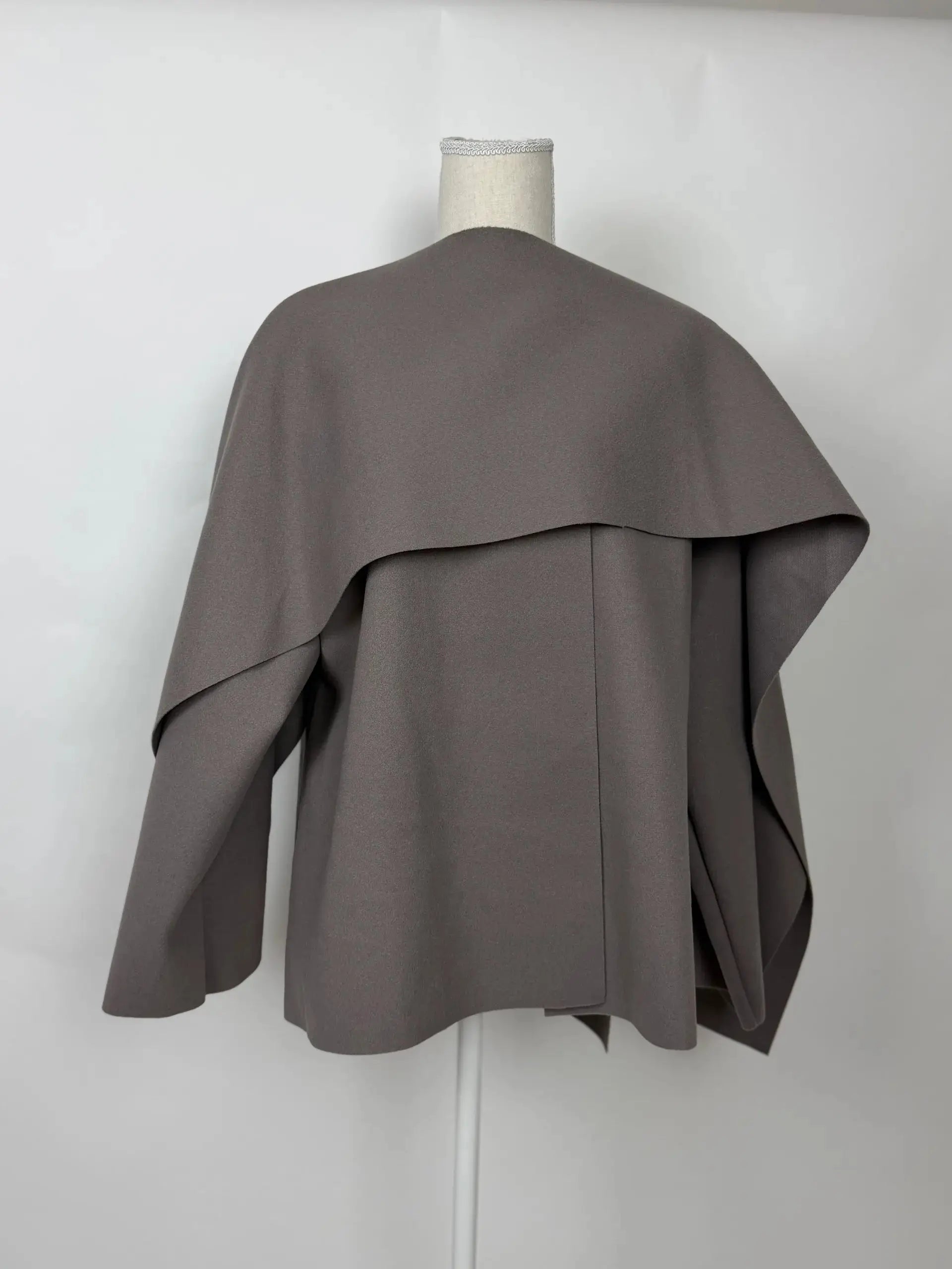 kurzes cape aus polyester mit schal, vorn kürzer als hinten, frontansicht