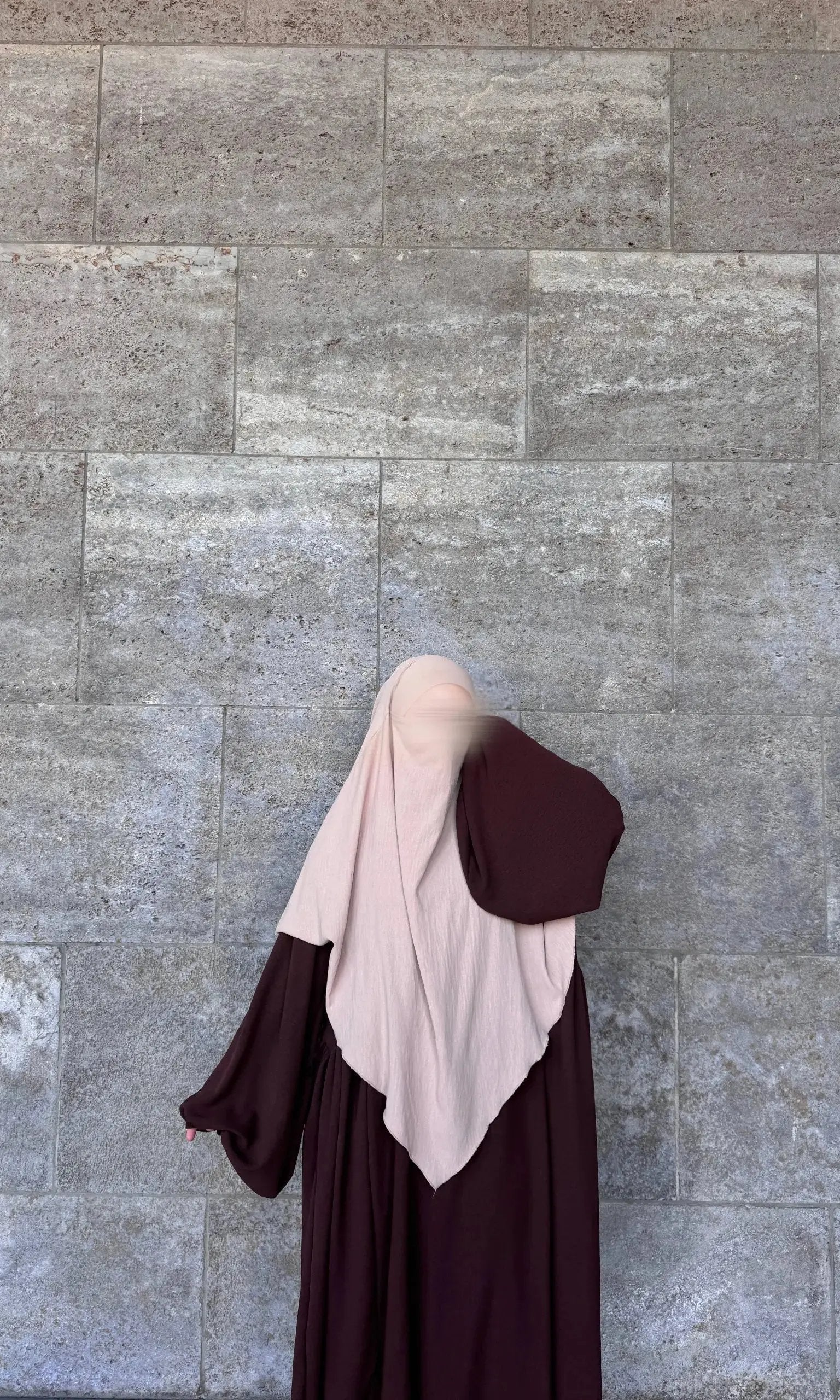 abaya in bordeauxrot aus jazz-stoff mit weitem fall und weiten ärmeln, vorderansicht