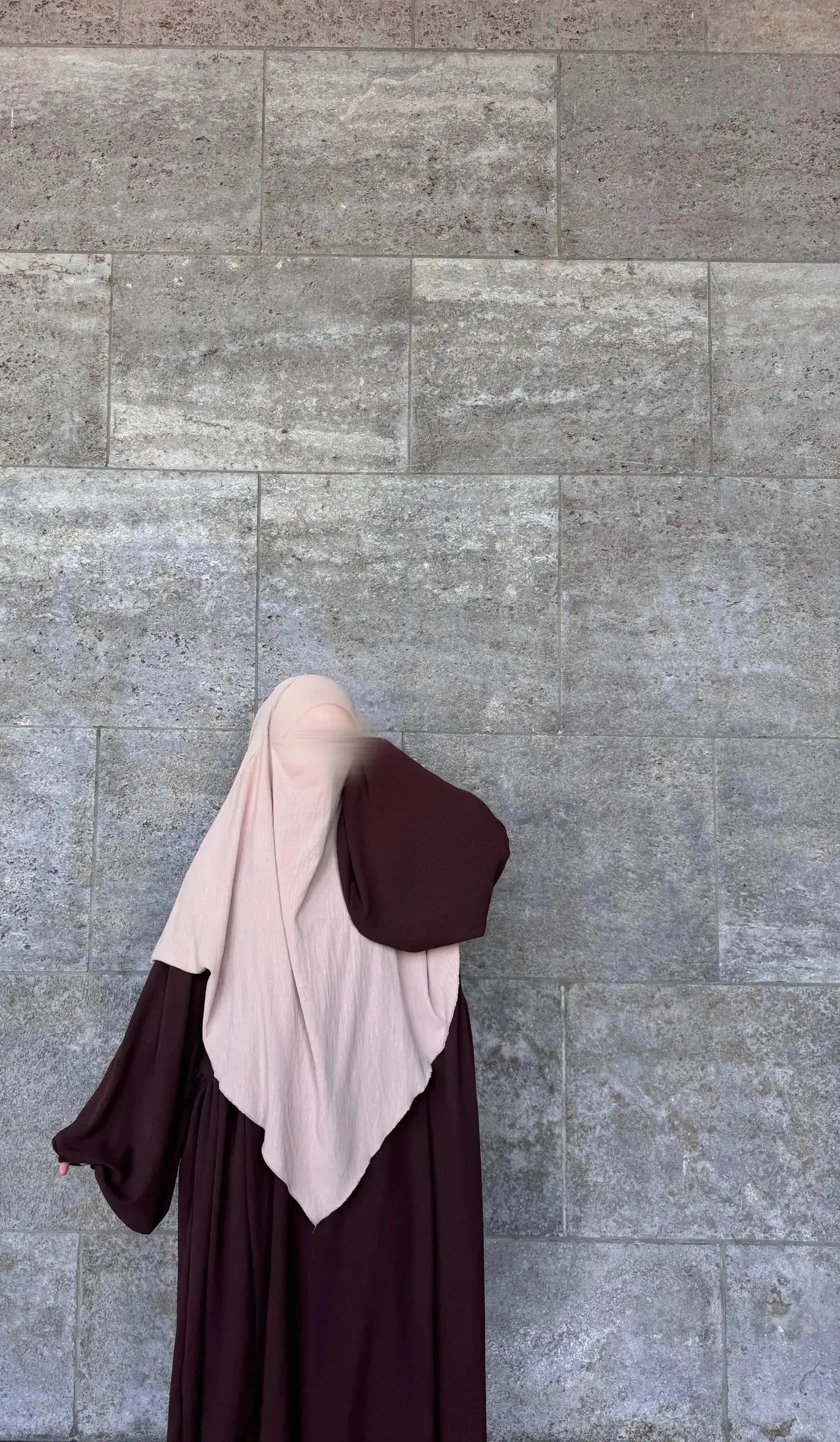 abaya in bordeauxrot aus jazz-stoff mit weitem fall und weiten ärmeln, vorderansicht