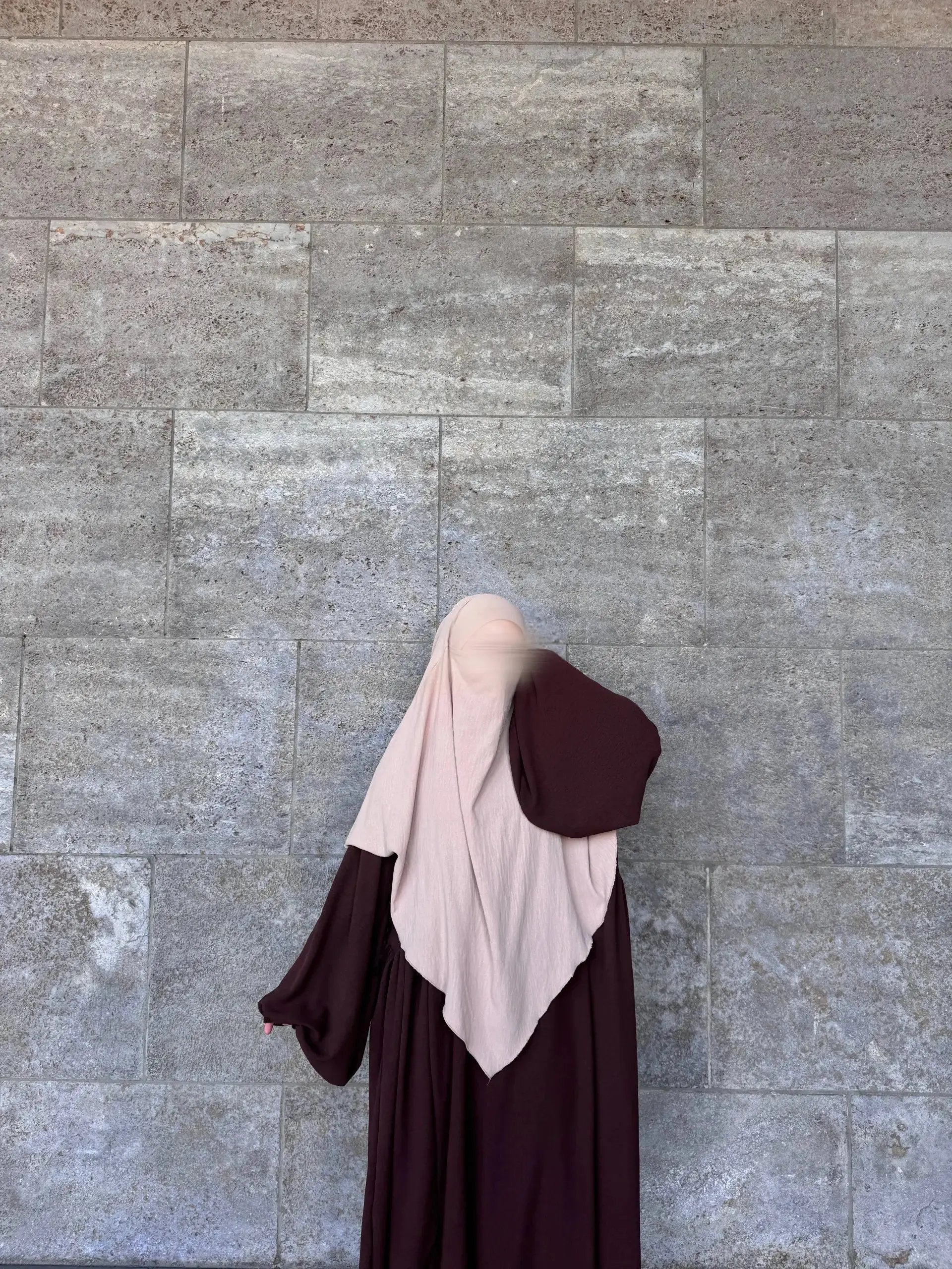 abaya in bordeauxrot aus jazz-stoff mit weitem fall und weiten ärmeln, vorderansicht