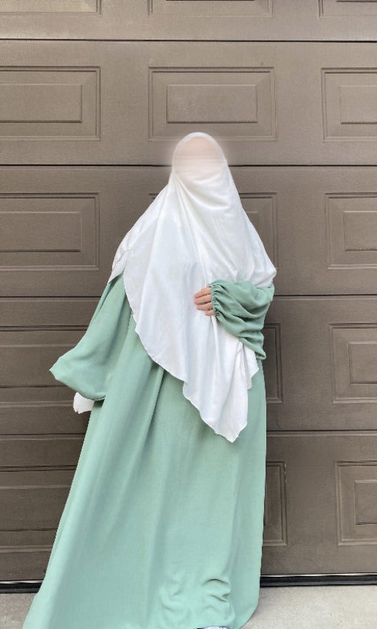 Abaya in mint aus Jazz-Stoff mit Ballonärmeln, Frontansicht.