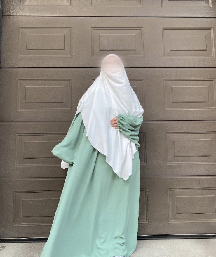 Abaya in mint aus Jazz-Stoff mit Ballonärmeln, Frontansicht.