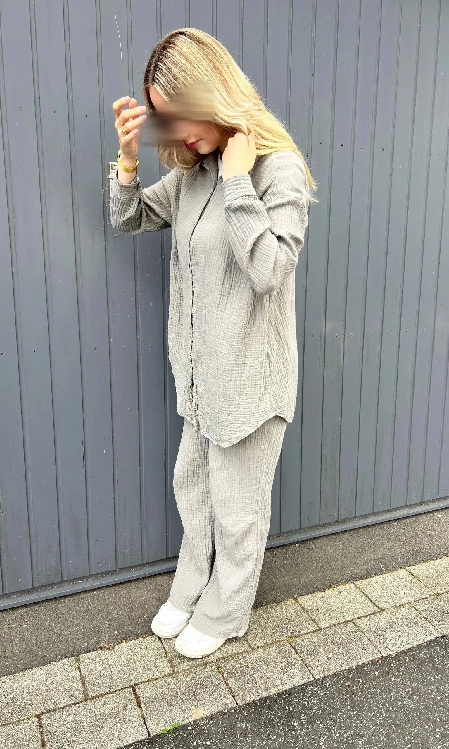 Hellgrauer Musselin-Zweiteiler aus Baumwolle mit weiter Hose und Knopfhemd, Vorderansicht