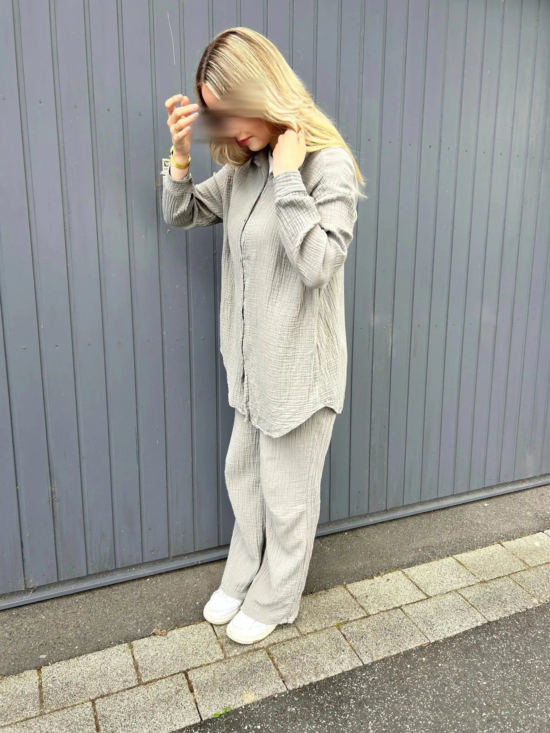 Hellgrauer Musselin-Zweiteiler aus Baumwolle mit weiter Hose und Knopfhemd, Vorderansicht