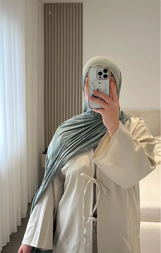 zweiteiler oberteil aus viscose/polyester/elastan-stoff mit schnüren, hose frontansicht