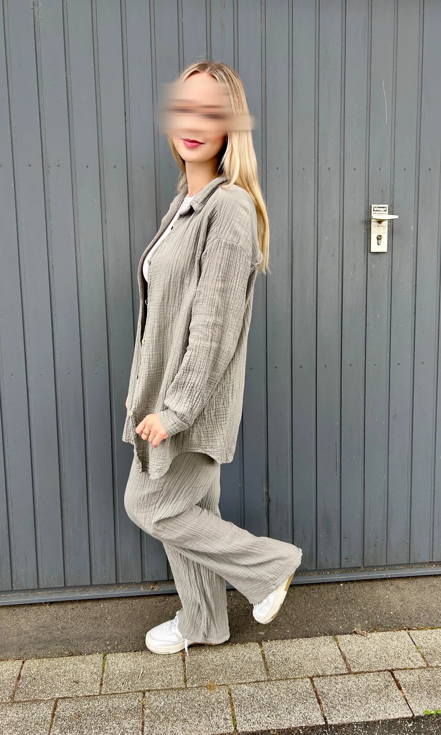 Grauer Musselin-Zweiteiler aus 100% Baumwolle mit langer Hemdbluse und weiter Hose, Seitenansicht