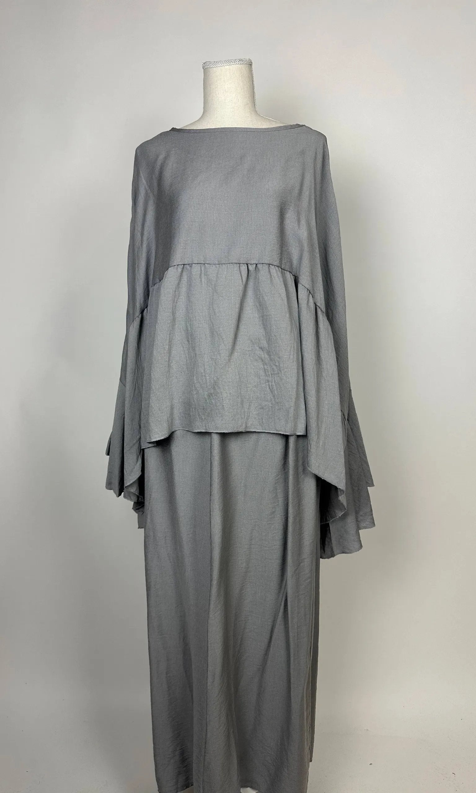 zweiteiler in grau aus leichter webware, lagenoberteil mit weiten ärmeln, langer rock, frontansicht