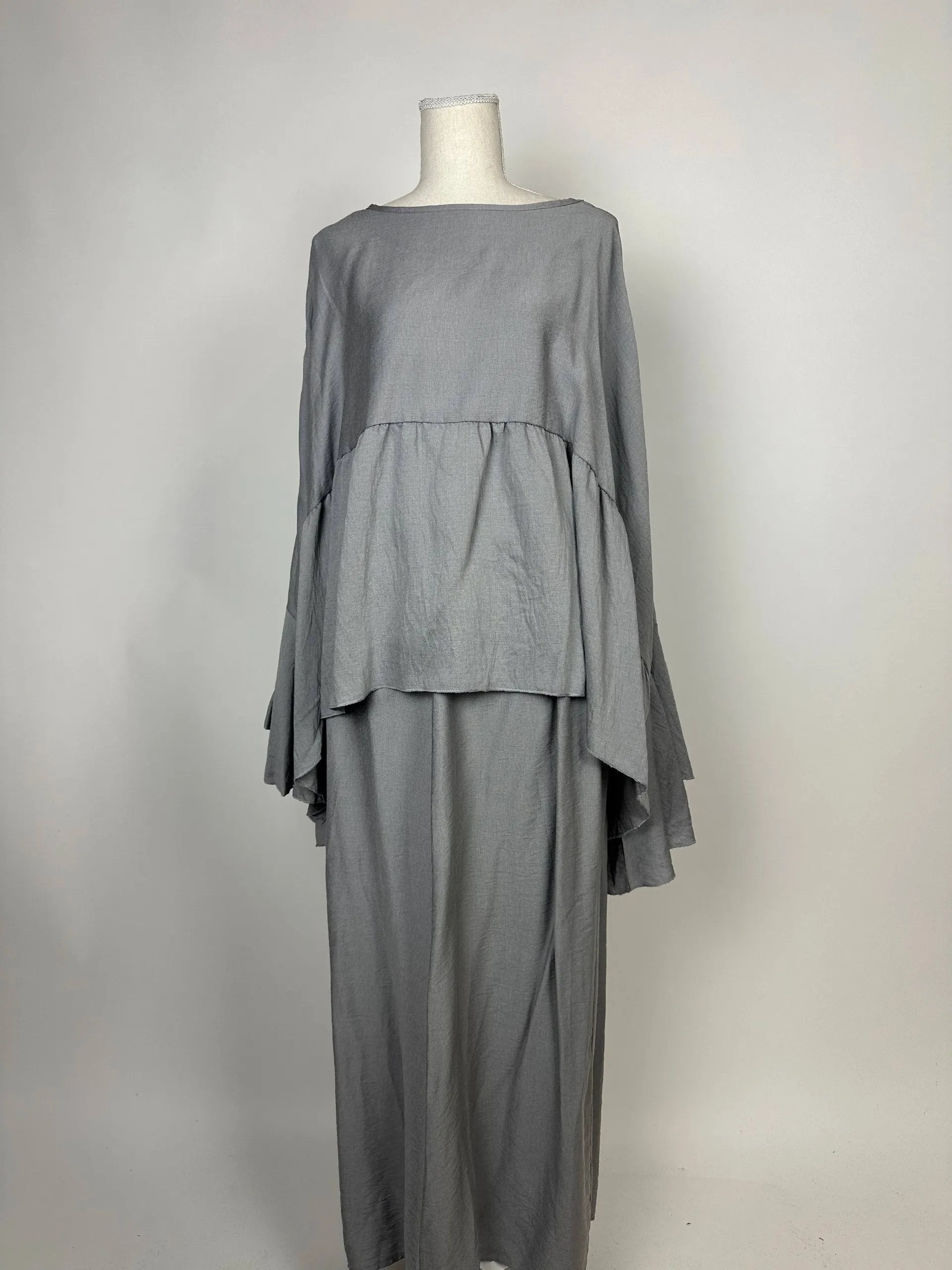 zweiteiler in grau aus leichter webware, lagenoberteil mit weiten ärmeln, langer rock, frontansicht