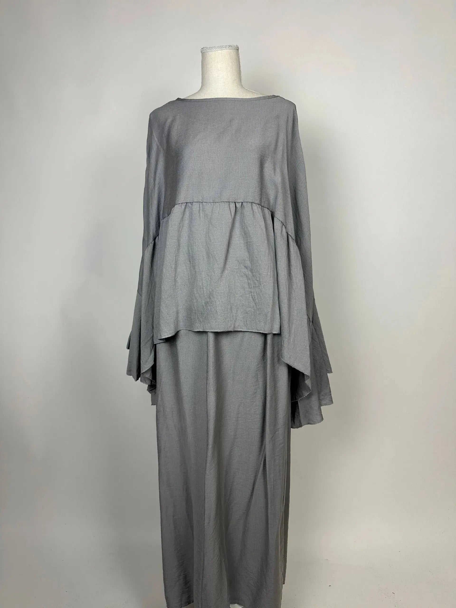 zweiteiler in grau aus leichter webware, lagenoberteil mit weiten ärmeln, langer rock, frontansicht