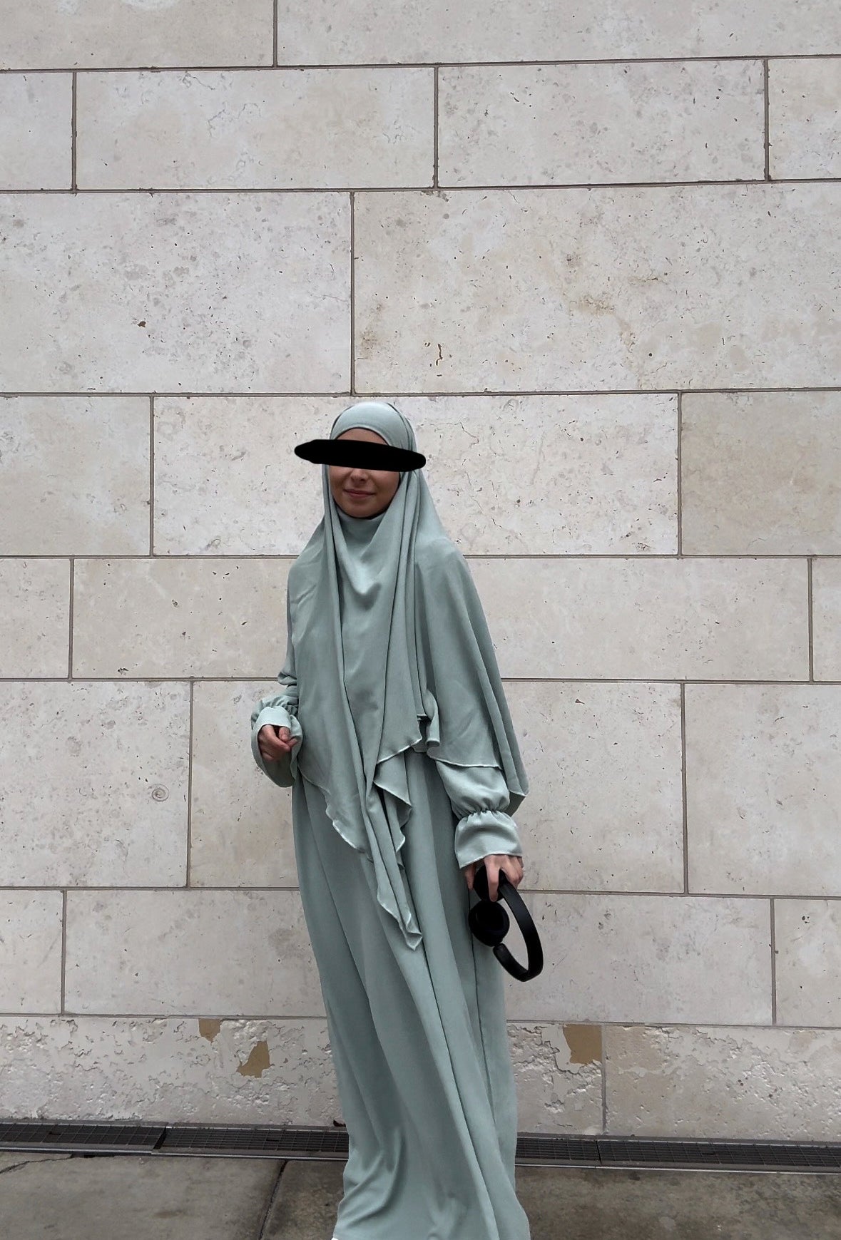 salbeigrünes abaya‑khimar set aus fließendem stoff, abaya mit ballonärmeln, khimar mit doppellagigem saum, frontansicht